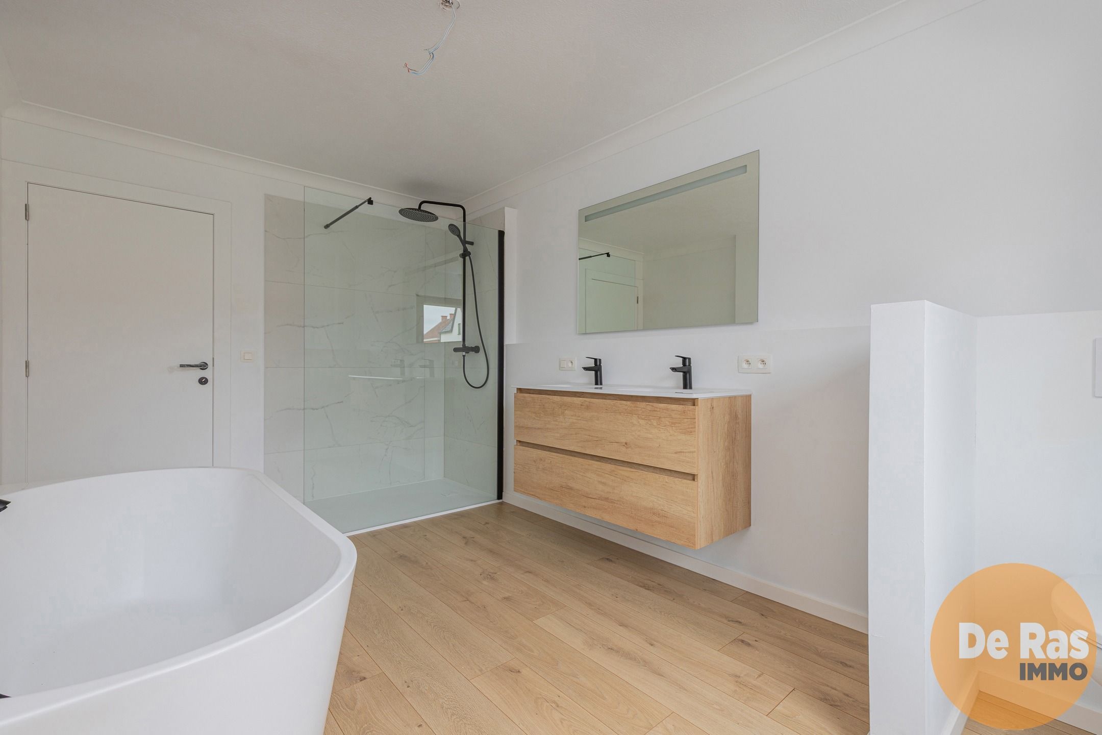 HILLEGEM – Mooi gerenoveerde woning met aangename tuin foto 14