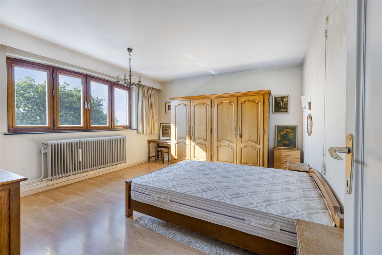 Karaktervolle, vrijstaande woning met 4 slaapkamers, veranda, dubbele garage, volledig onderkelderd op een perceel van 17a48ca, centraal gelegen bij het centrum. foto 24