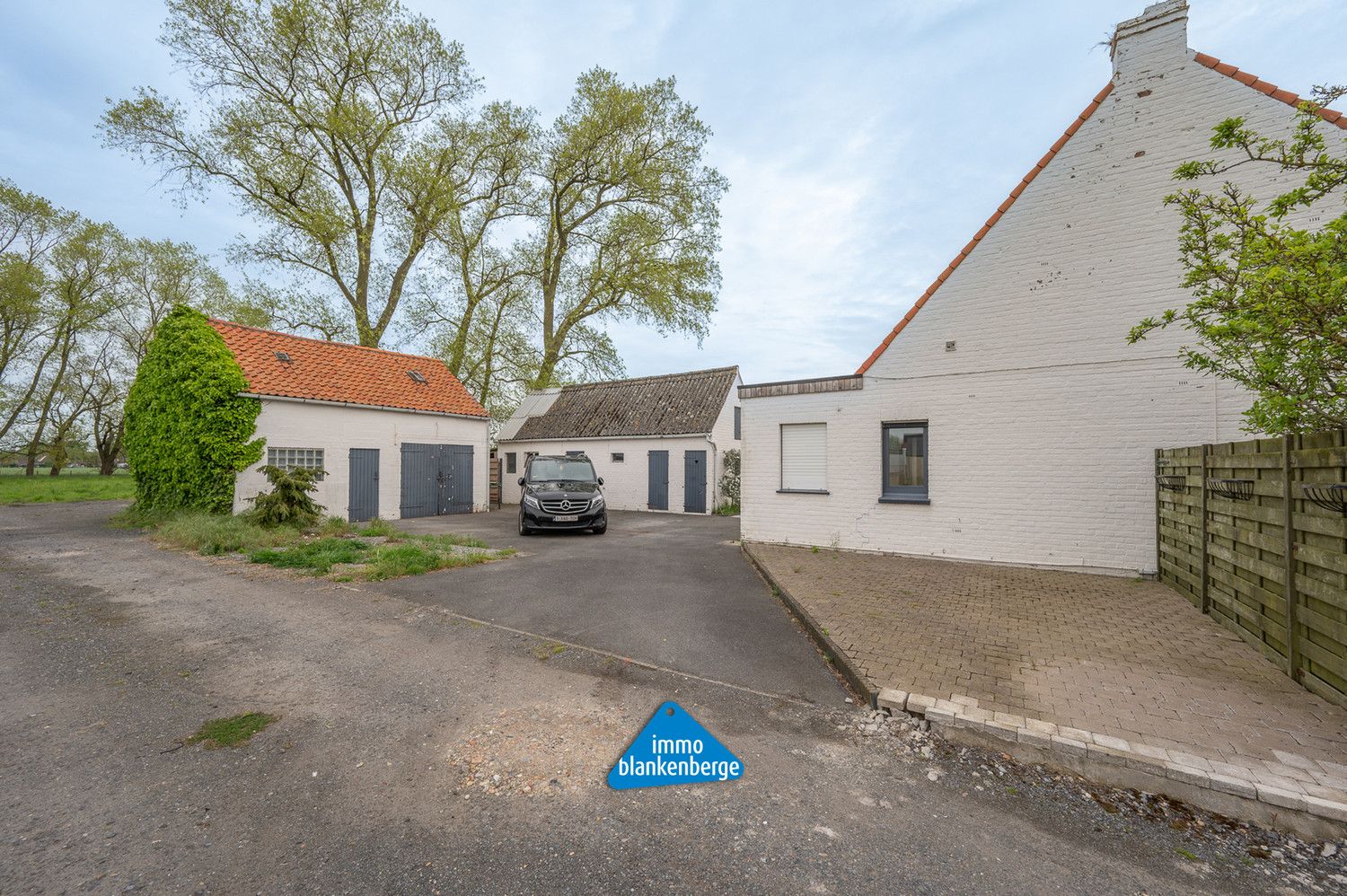 Unieke Hoeve Te Koop met 3.495m² Grond in Lissewege foto 3