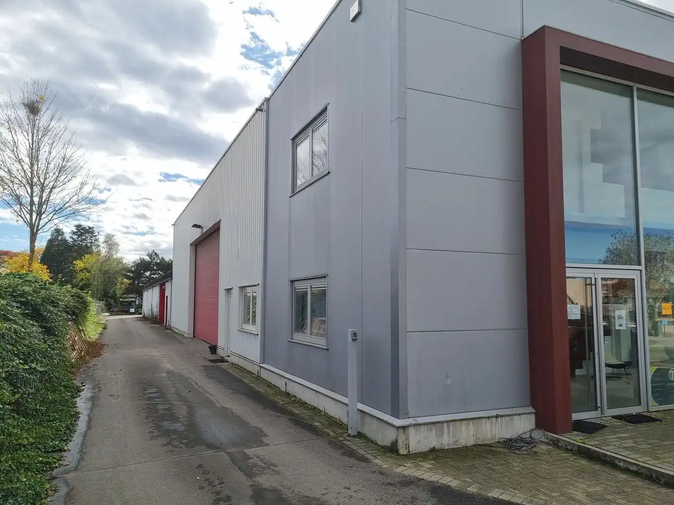 Bedrijfshal met kantoor foto 16