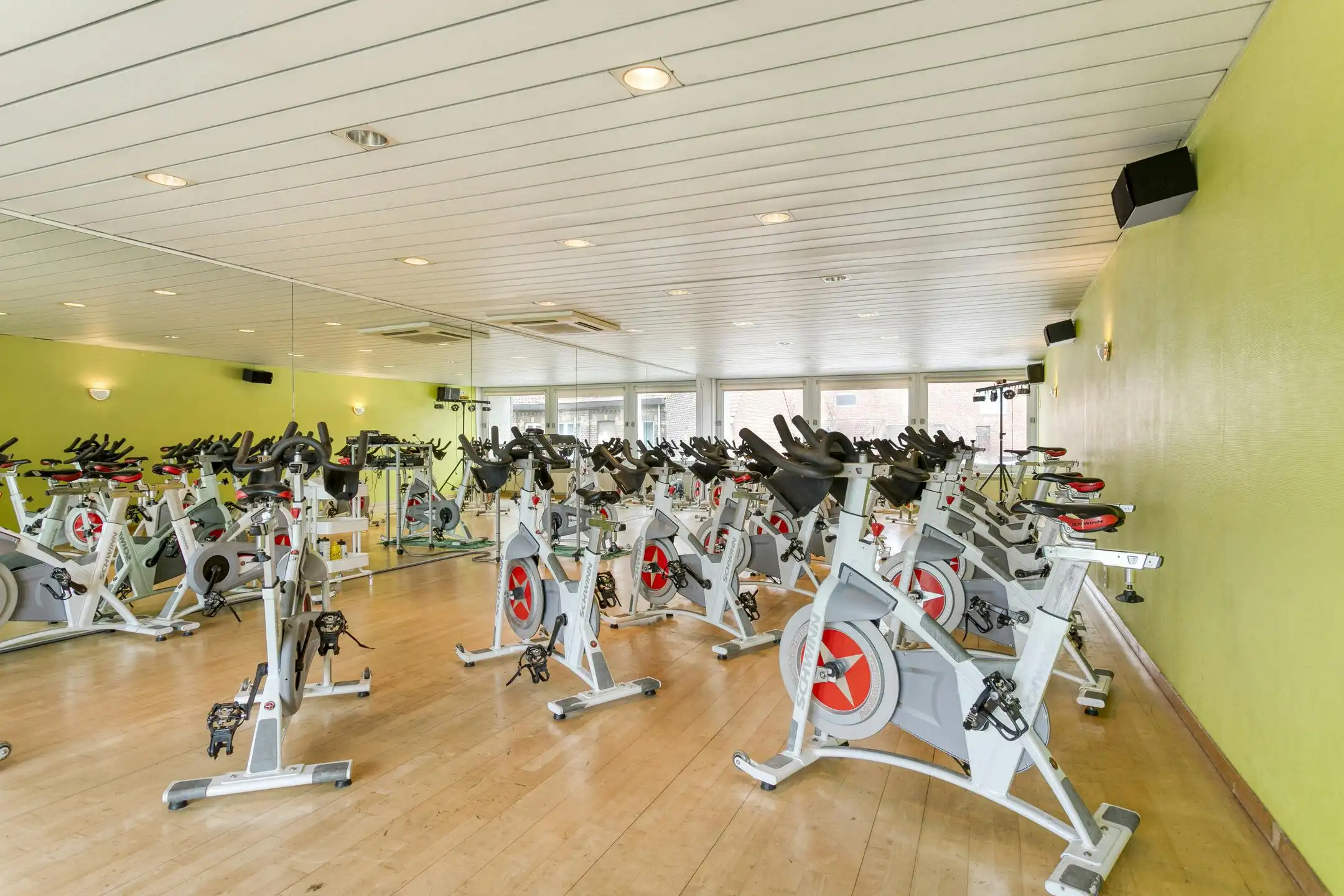 Sportcentrum met woning te koop in Roeselare foto 15