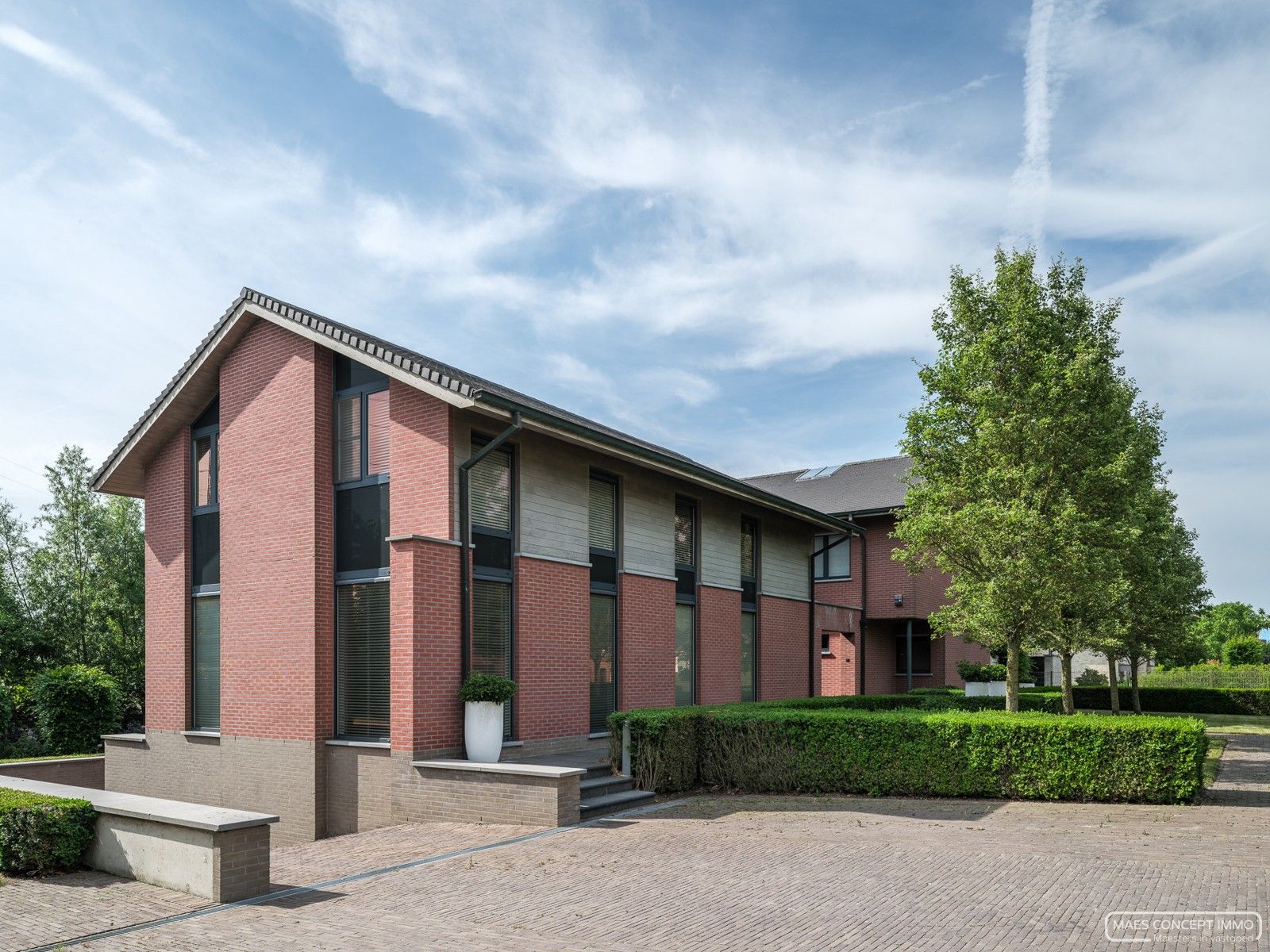 Villa en kantoor vlak bij het centrum van Anzegem foto 2