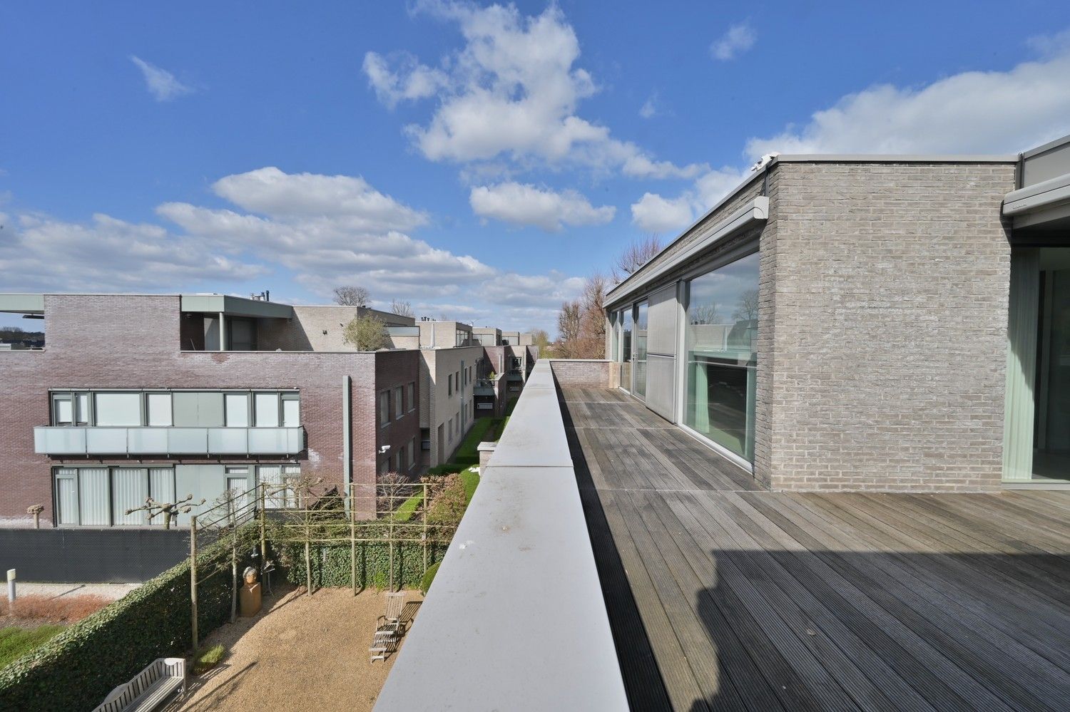 Schitterend penthouse van 185 m² gelegen op de 2de verdieping van een exclusieve residentie "Park Oud Rekem" in hartje Oud-Rekem te Lanaken. foto {{pictureIndex}}