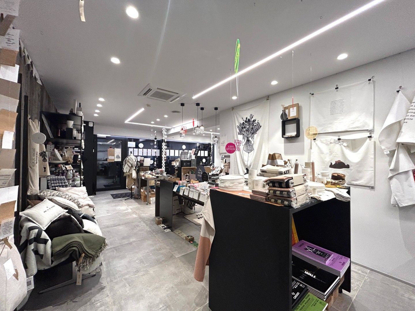 Ruim handelspand op commerciële topligging te Tielt! foto 6