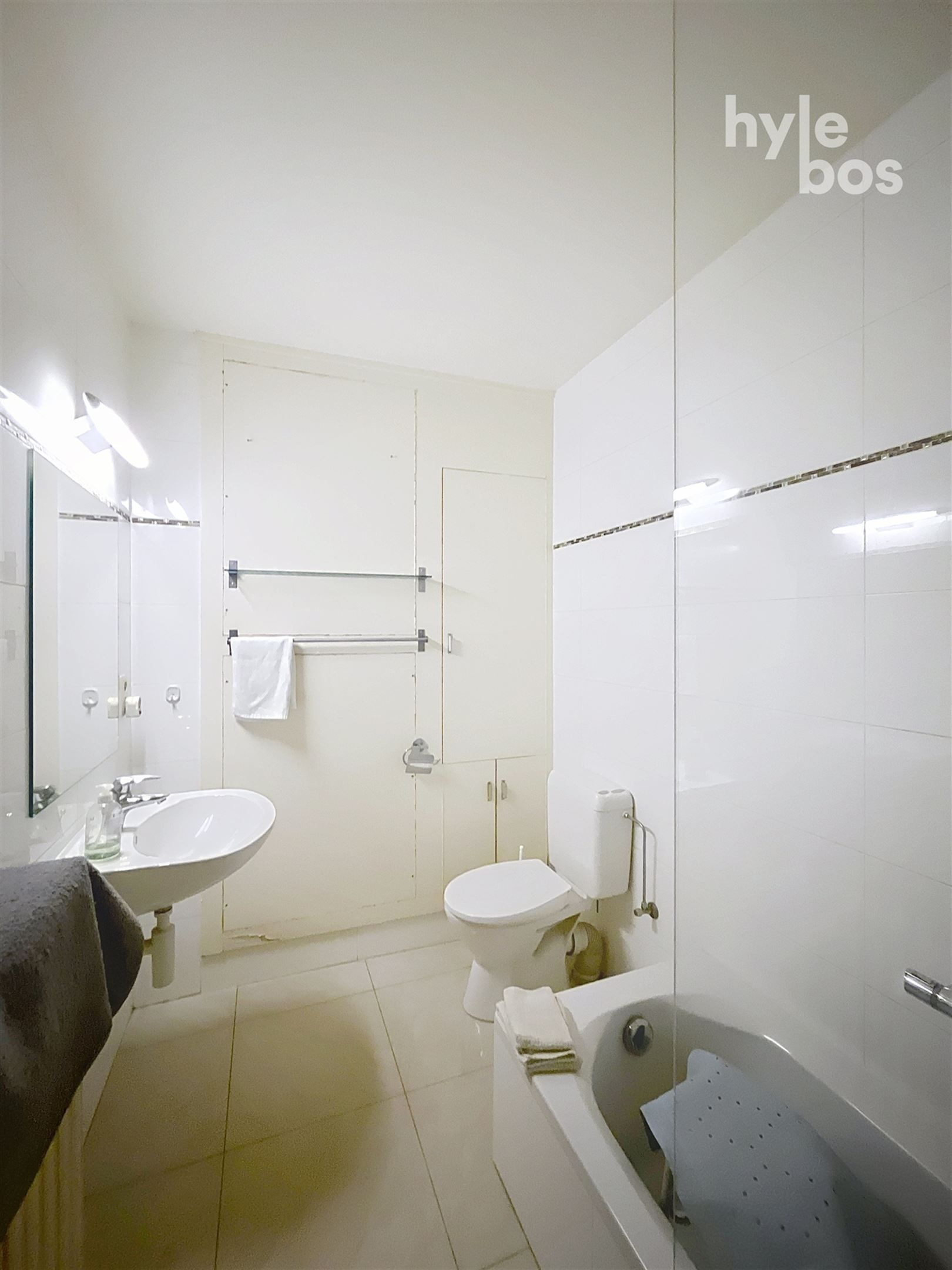 Centraal gelegen, lichtrijk 3 slaapkamer appartement  foto 9