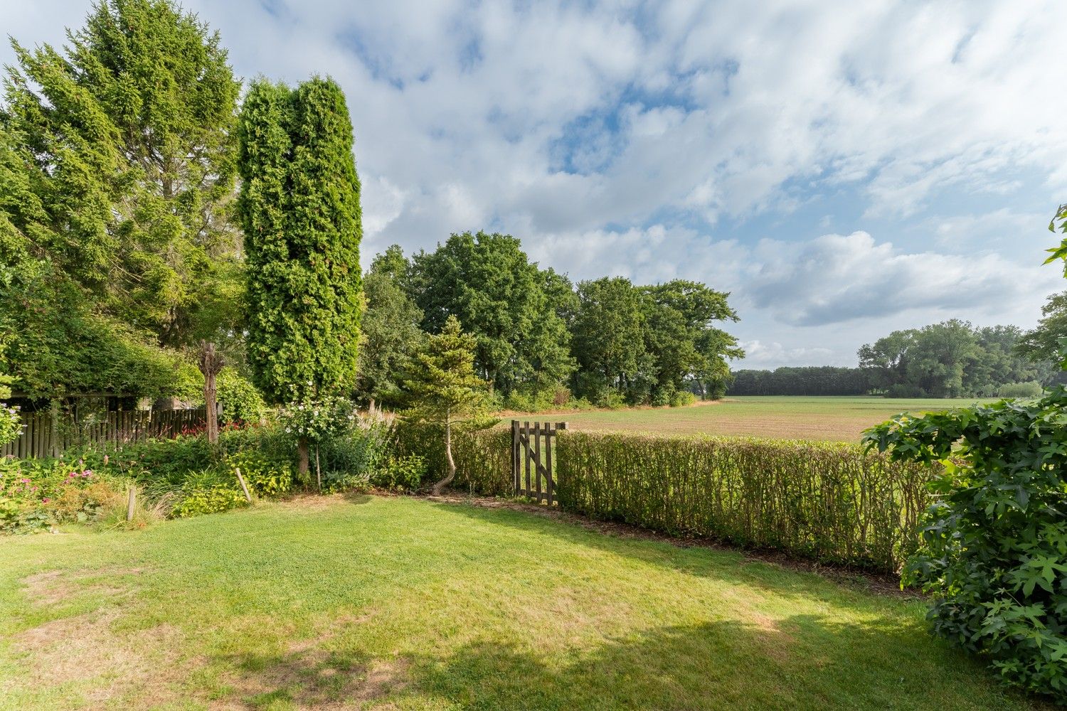 Instapklare gezinswoning met veranda en prachtige tuin foto 32