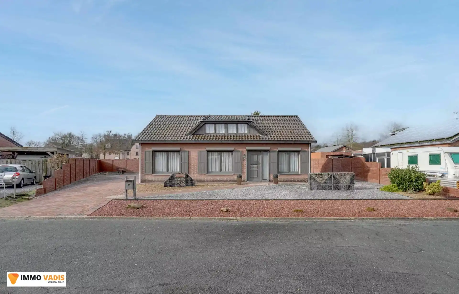 Goed onderhouden vrijstaande woning, met 3 slaapkamers, tuin en inpandige garage foto {{pictureIndex}}