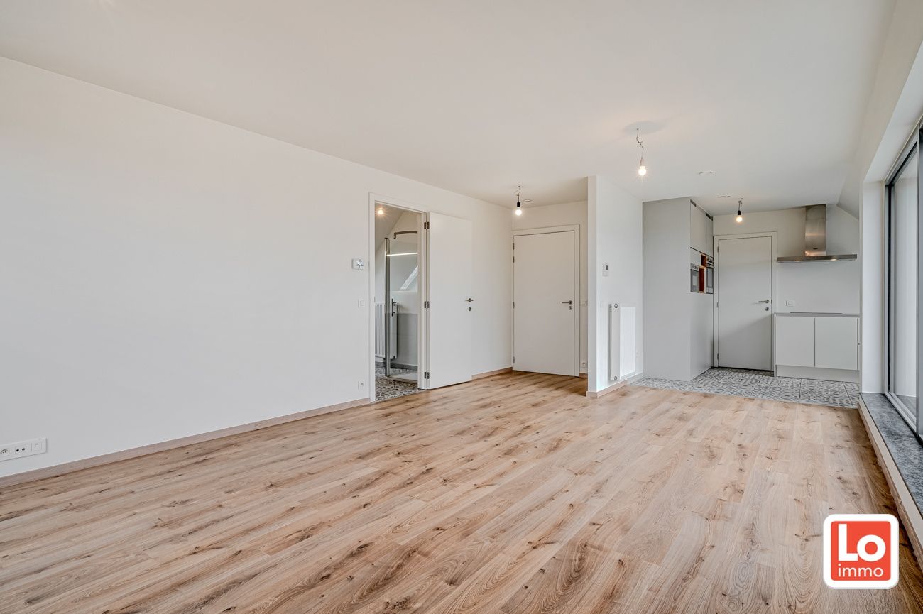 VERKOCHT! Modern 1-slaapkamer appartement met zuidgericht terras en overdekte autostaanplaats in hartje Zeveneken! foto 3