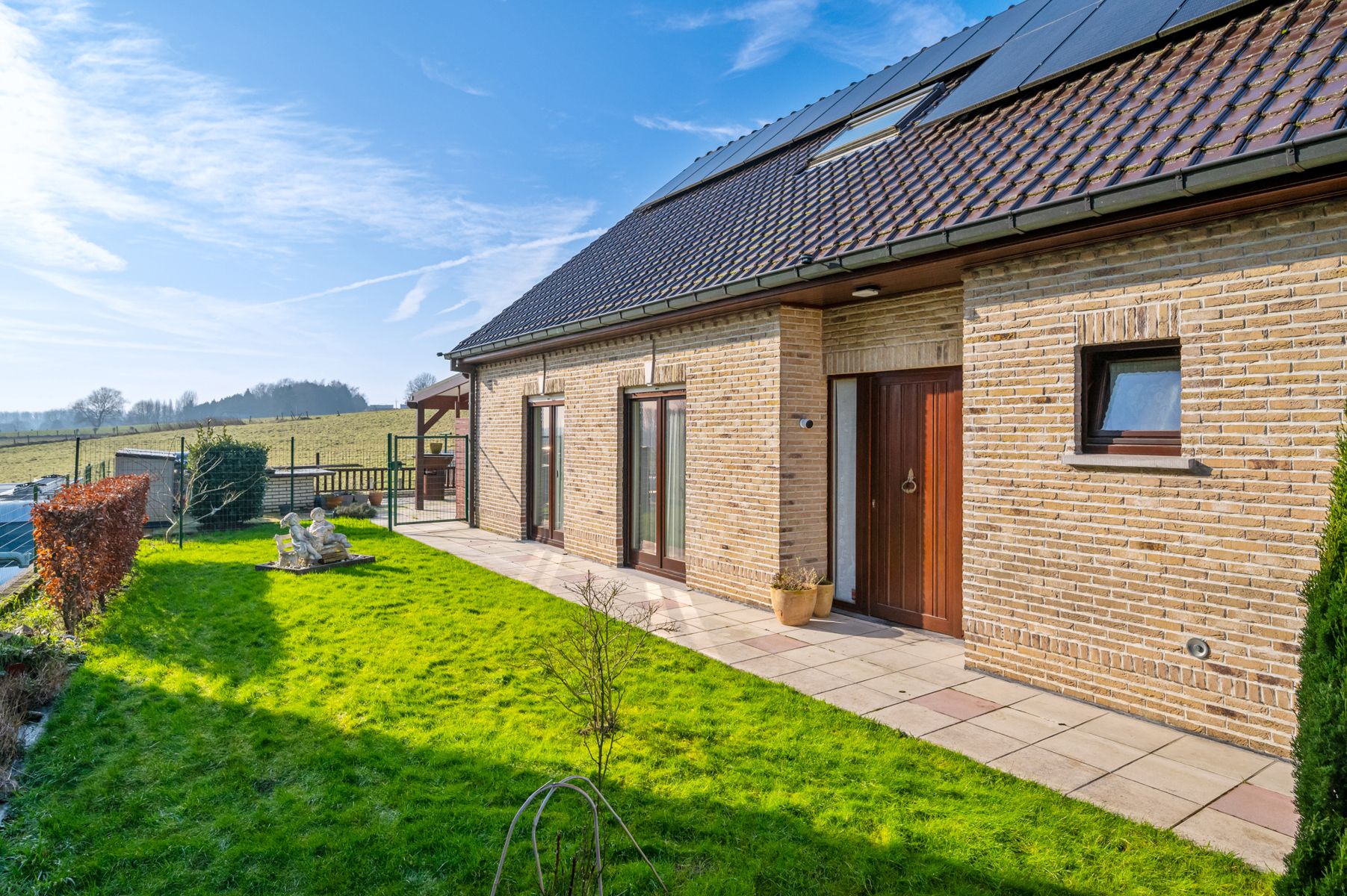 Ruime open bebouwing met zonnepanelen in residentiële wijk foto 3