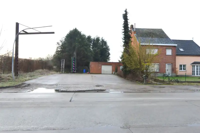 Half-open woning + te verkavelen perceel grond. foto 2