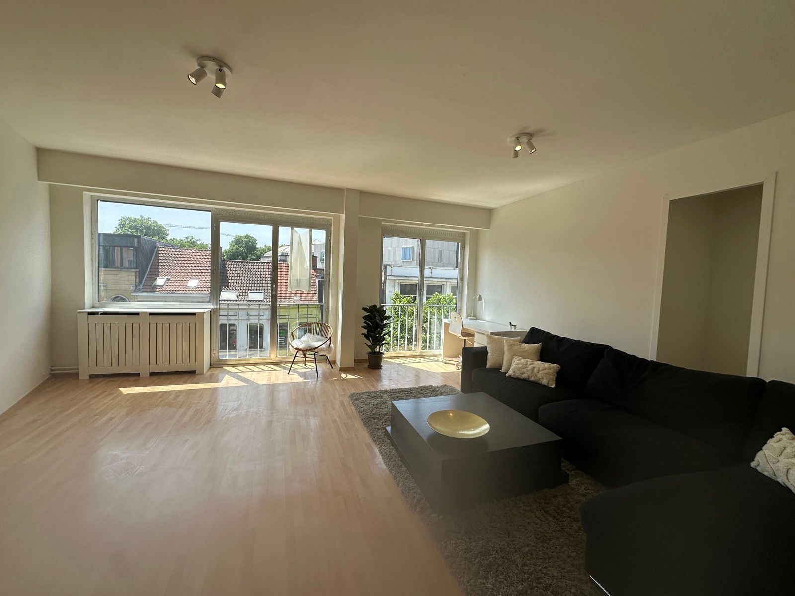 Zonnig 100% instapklaar appartement op centrale locatie! foto 4
