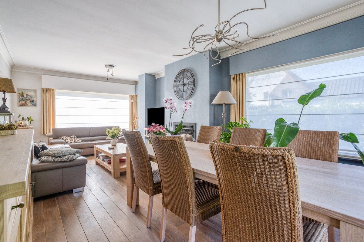 Hoogwaardig afgewerkte woning op een perceel van 3 199m2 foto {{pictureIndex}}