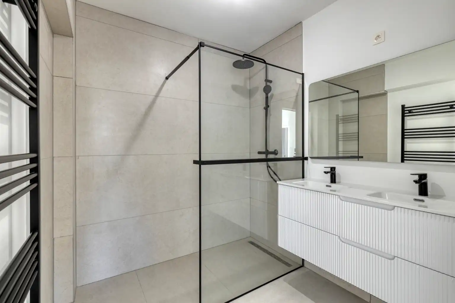 Volledig gerenoveerd en instapklaar 2 slaapkamer appartement foto 15