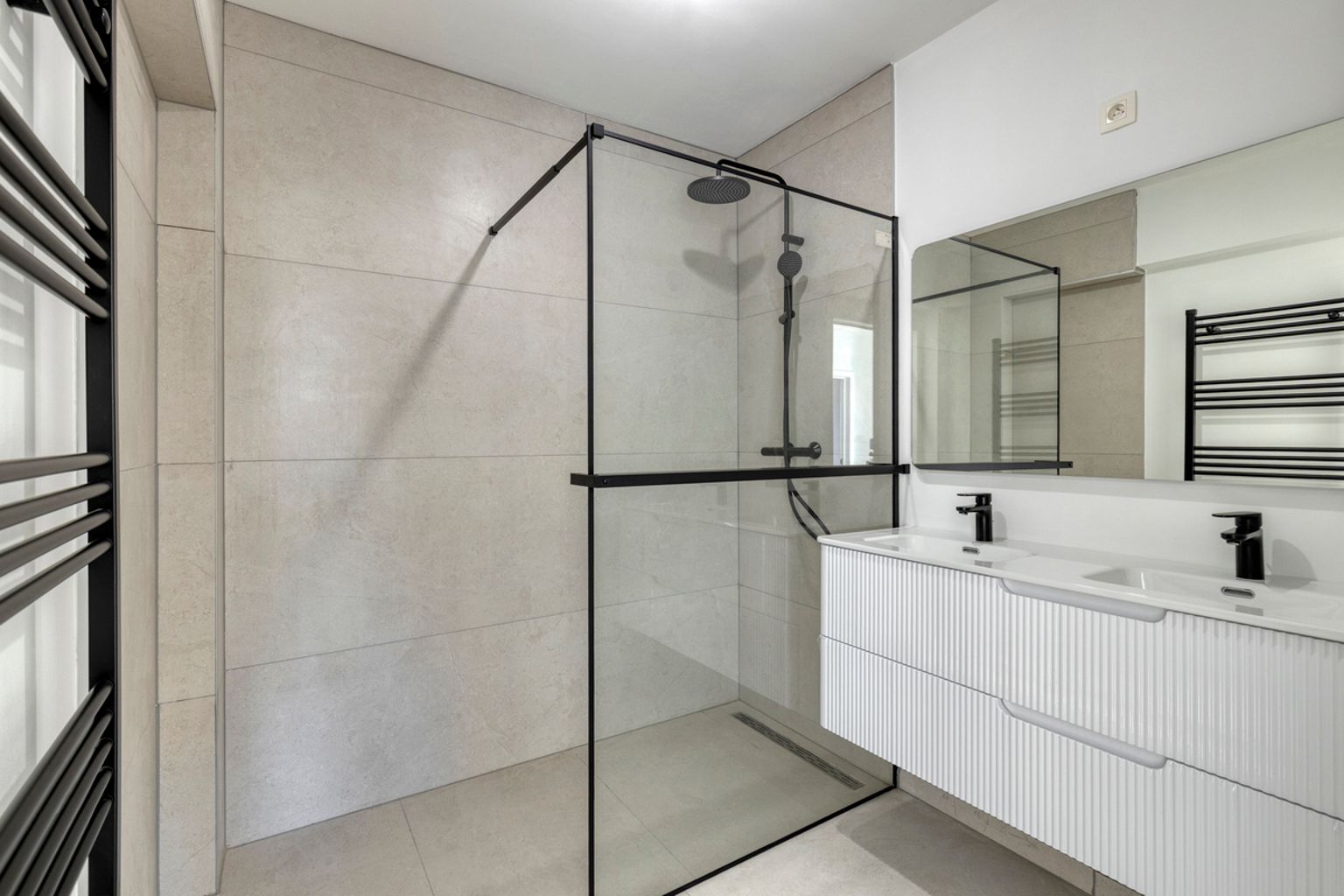 Volledig gerenoveerd en instapklaar 2 slaapkamer appartement foto 15