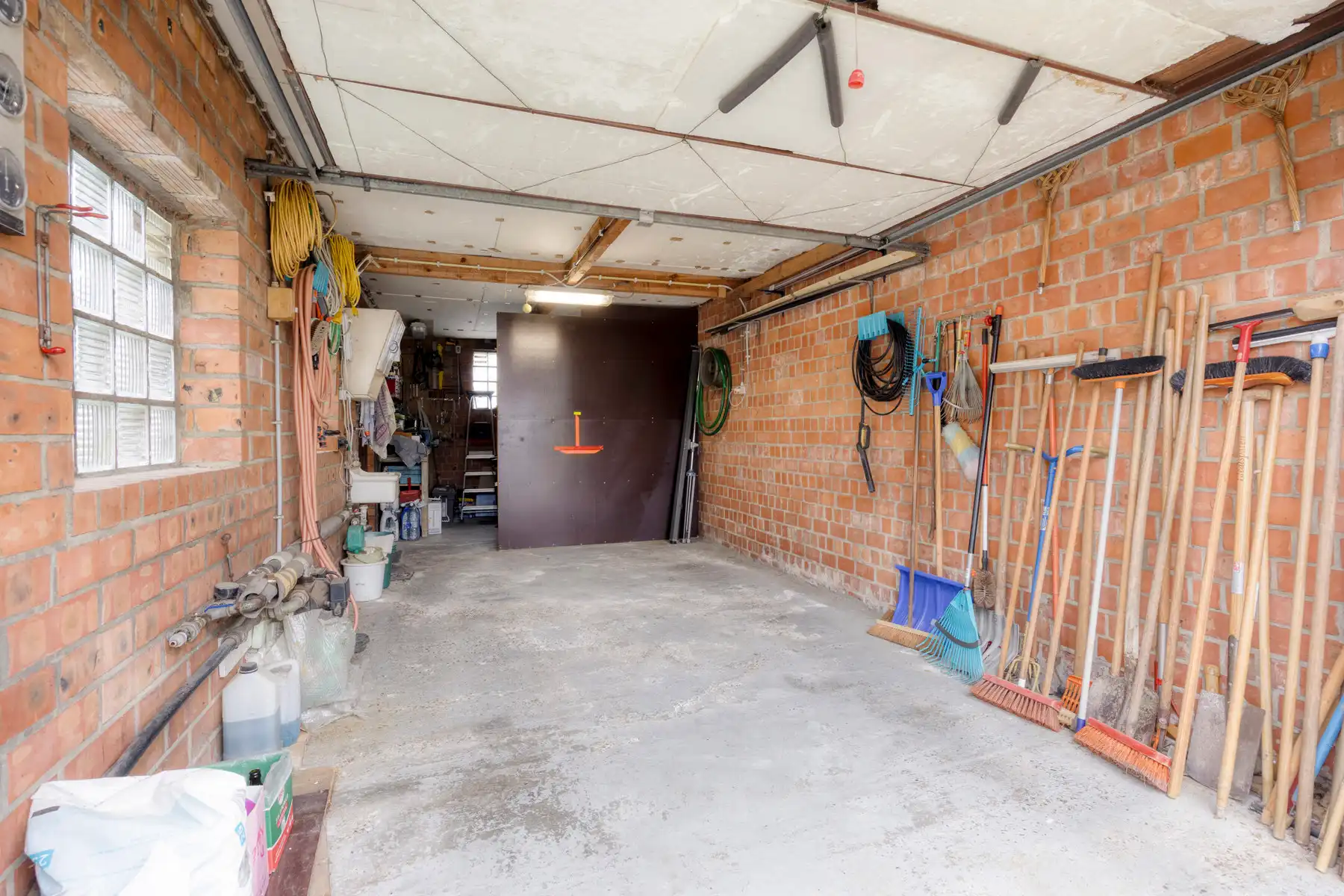 Karaktervolle woning met omheinde tuin en veel staanplaatsen foto 25