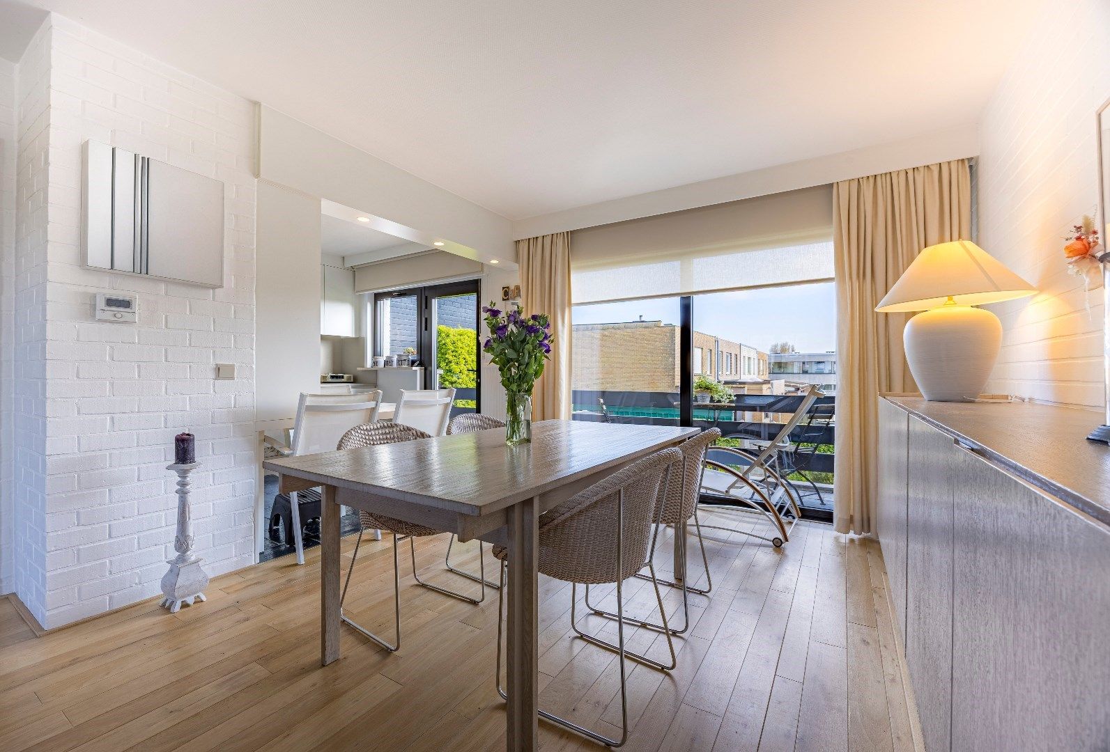 Knappe woning met weidse zichten, vlakbij het strand foto 4
