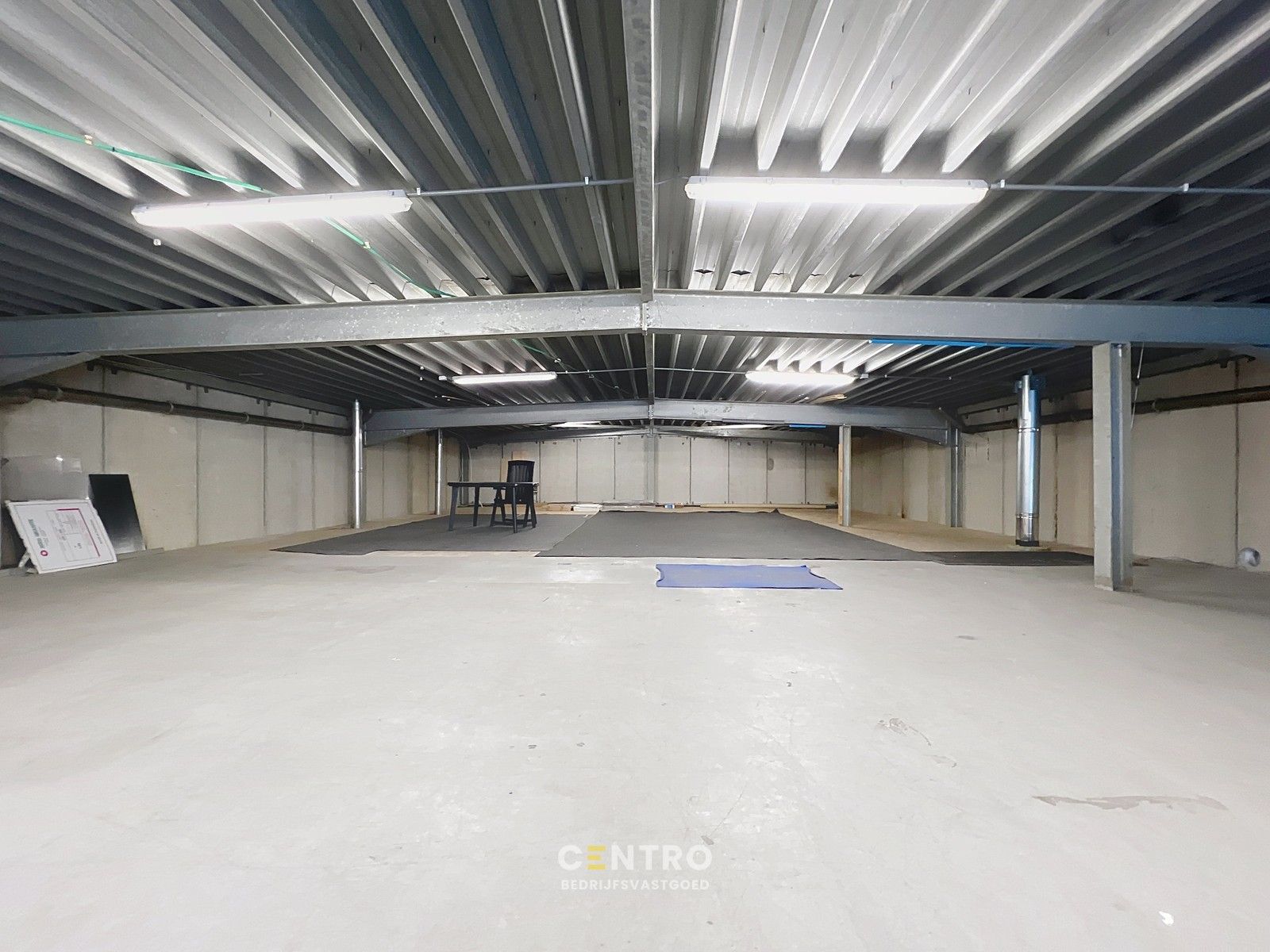 Topligging naast Tom&Co en Kwarto! Handelspand + magazijn met parkeergelegenheid langs de Westlaan in Roeselare. foto 15