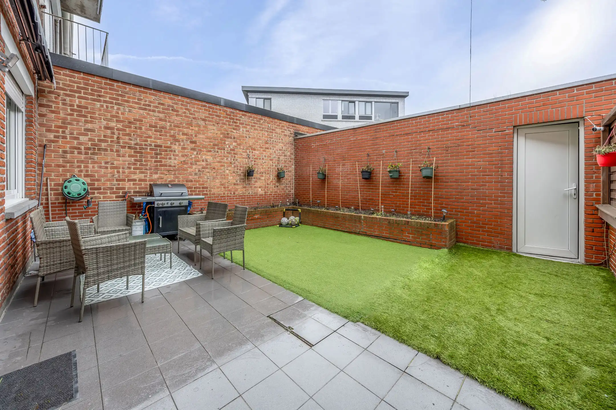 Zeer mooi gelijkvloers appartement met 2 slpk, tuin en grote garage foto 15