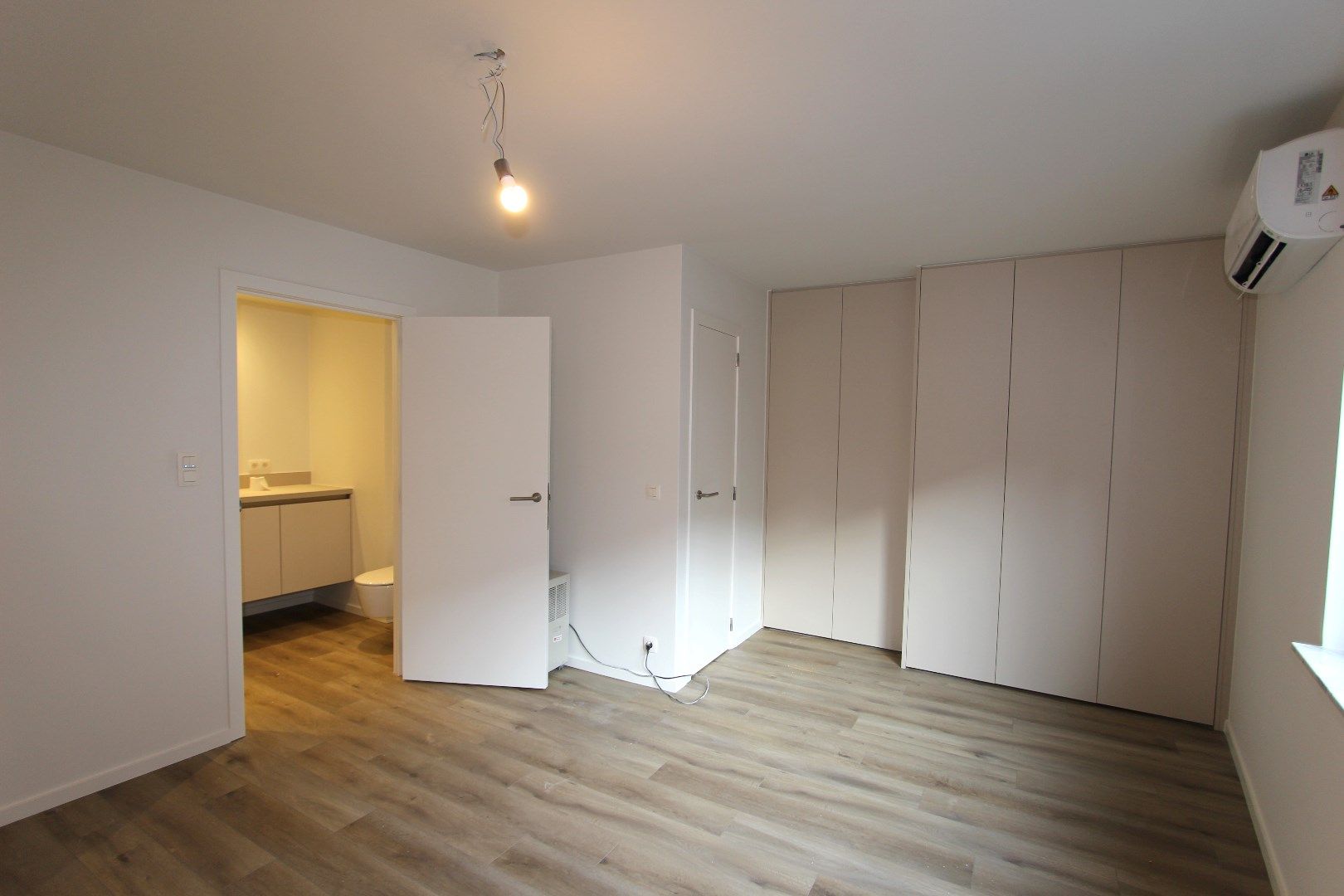 GELIJKVLOERS APPARTEMENT IN HET CENTRUM foto 9