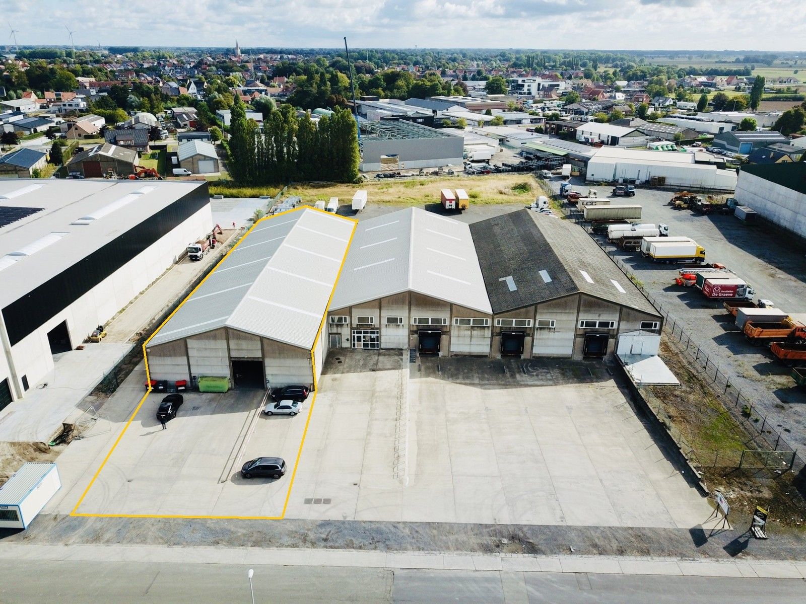 Instapklaar MAGAZIJN (1.250m²), voorzien van 3 elektrische sectionaalpoort, smeerput en verhard terrein (voor- en achterkant) op industriezone te Gistel. foto {{pictureIndex}}