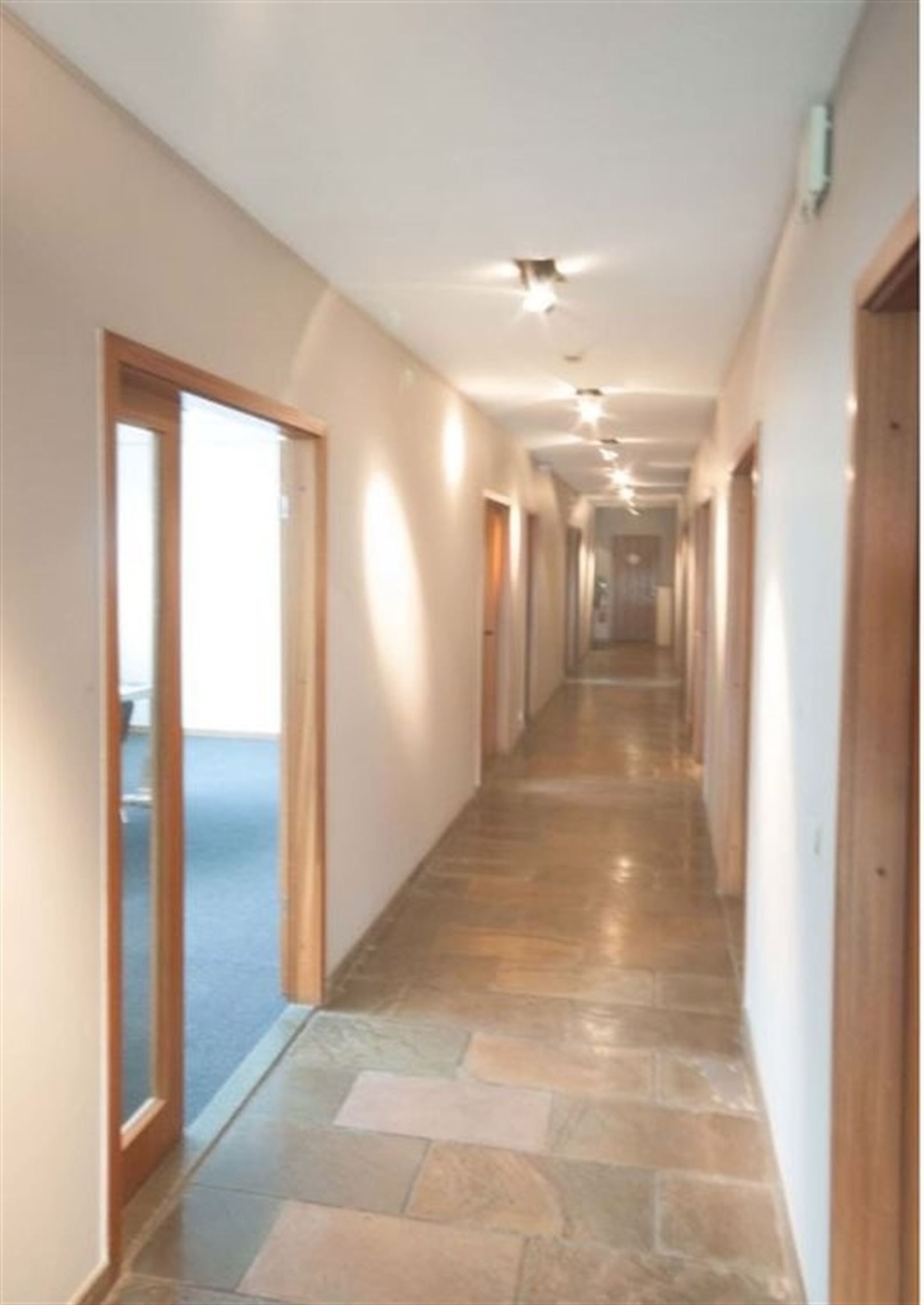 Magazijn + showroom/kantoor langs de ring van Lier foto 5