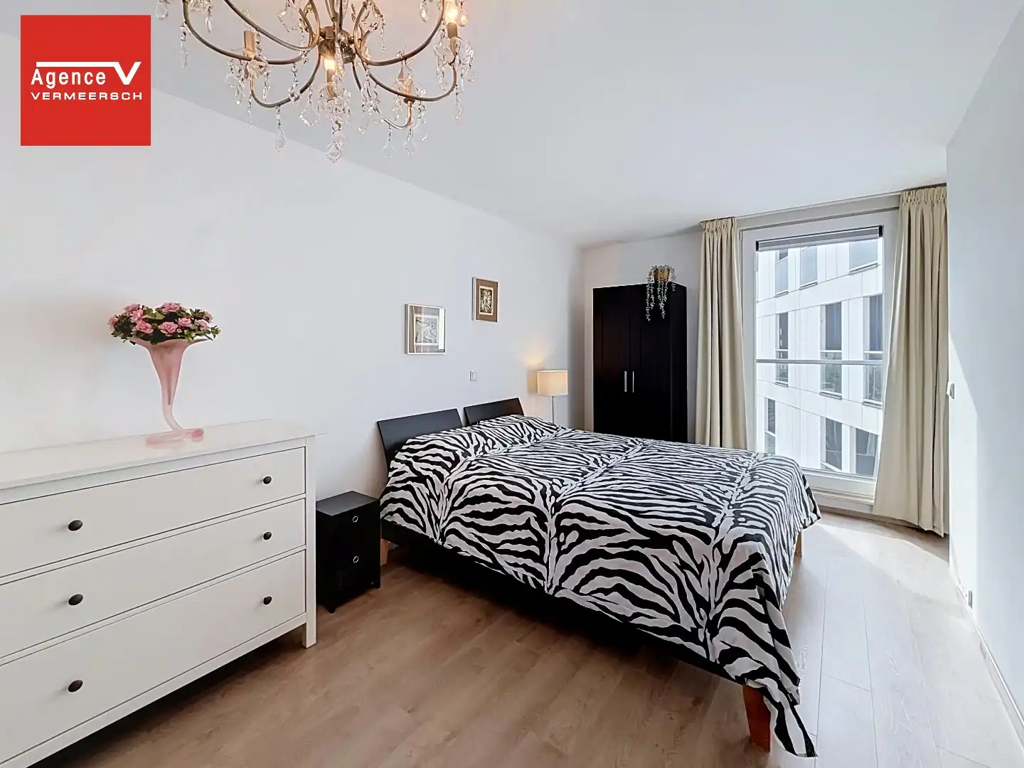 Lichtrijk woonappartement met ruim terras vlak bij zee.  foto 10