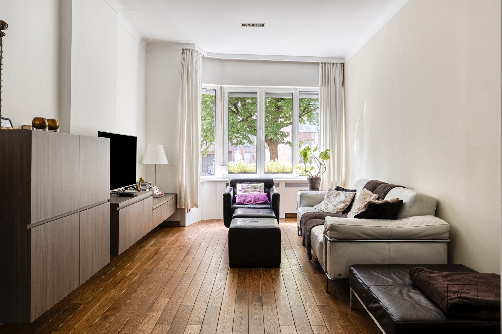 Instapklaar herenhuis van 241 m² met drie slaapkamers, gelegen in Mortsel! foto 3