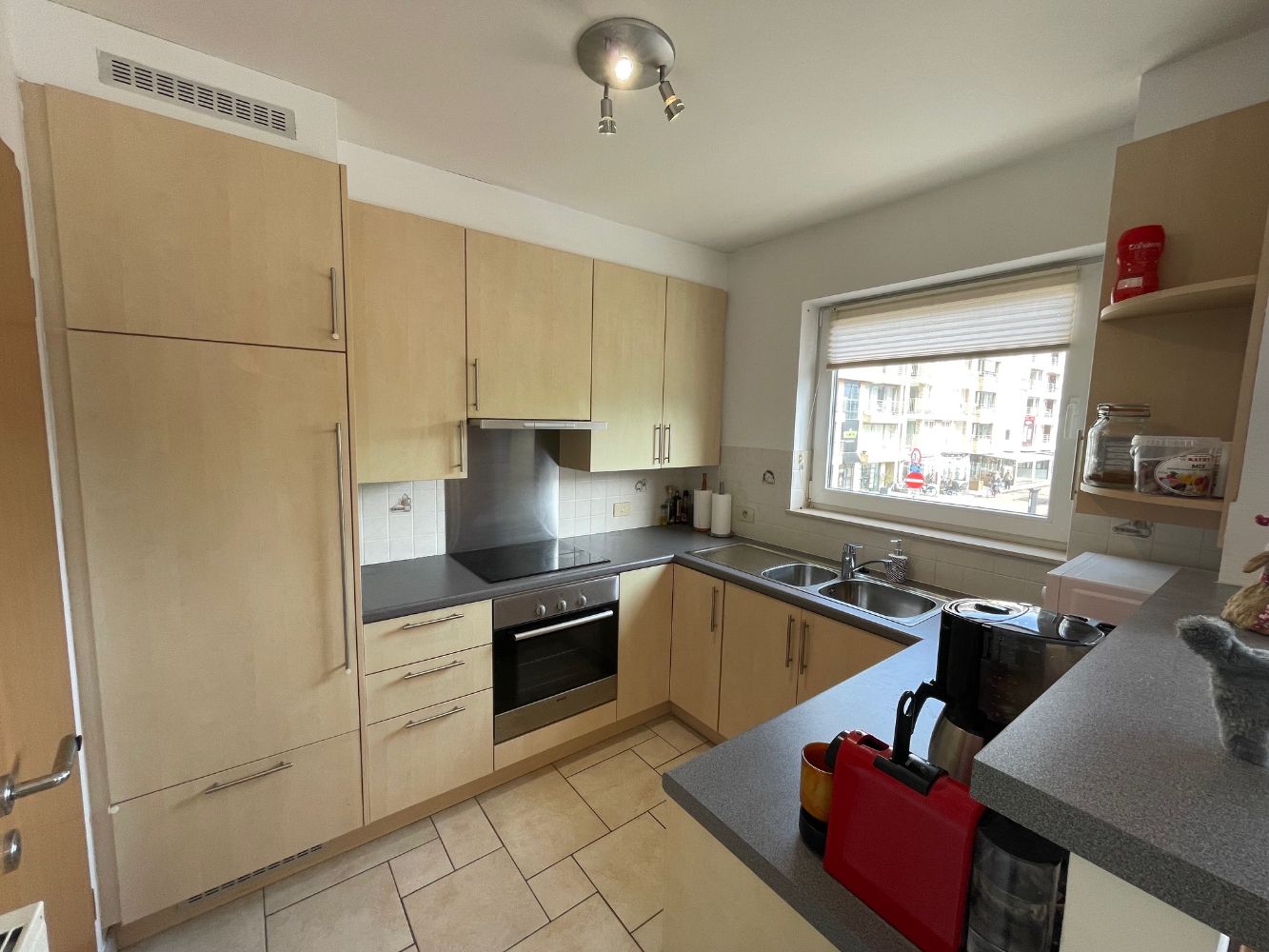 Ruim zonnig appartement met drie slaapkamers, twee badkamers en terras in een gebouw op de Markt. foto 9