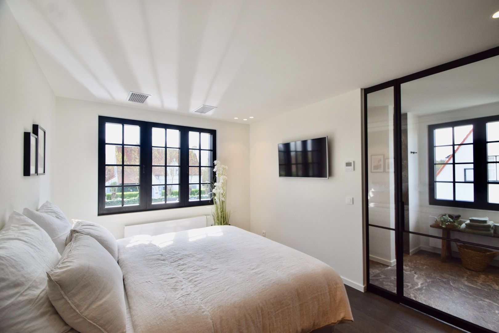 Alleenstaande villa uitzonderlijk rustig gelegen in een groene omgeving, aan de rand van het Zoute vlakbij de Kalfsmolen en de Graaf Jansdijk. foto 17