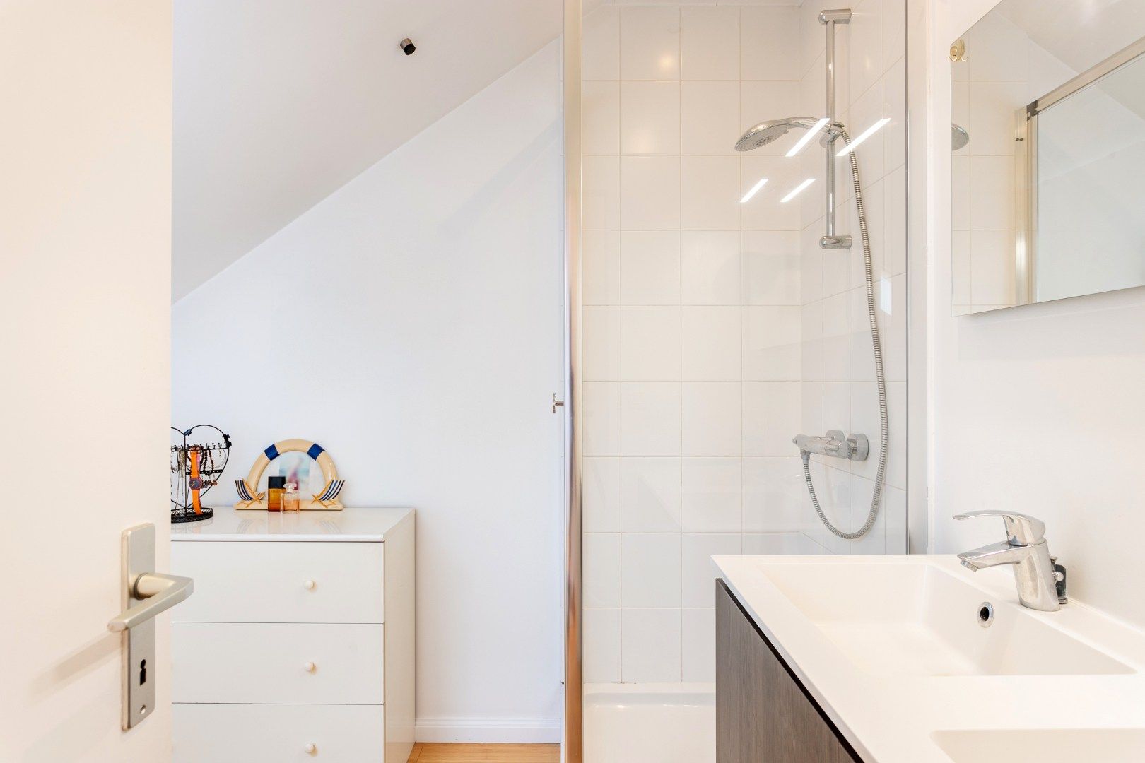 Gerenoveerd appartement met 3 slaapkamers, 2 autostaanplaatsen en zonder gemeenschappelijke lasten foto 14