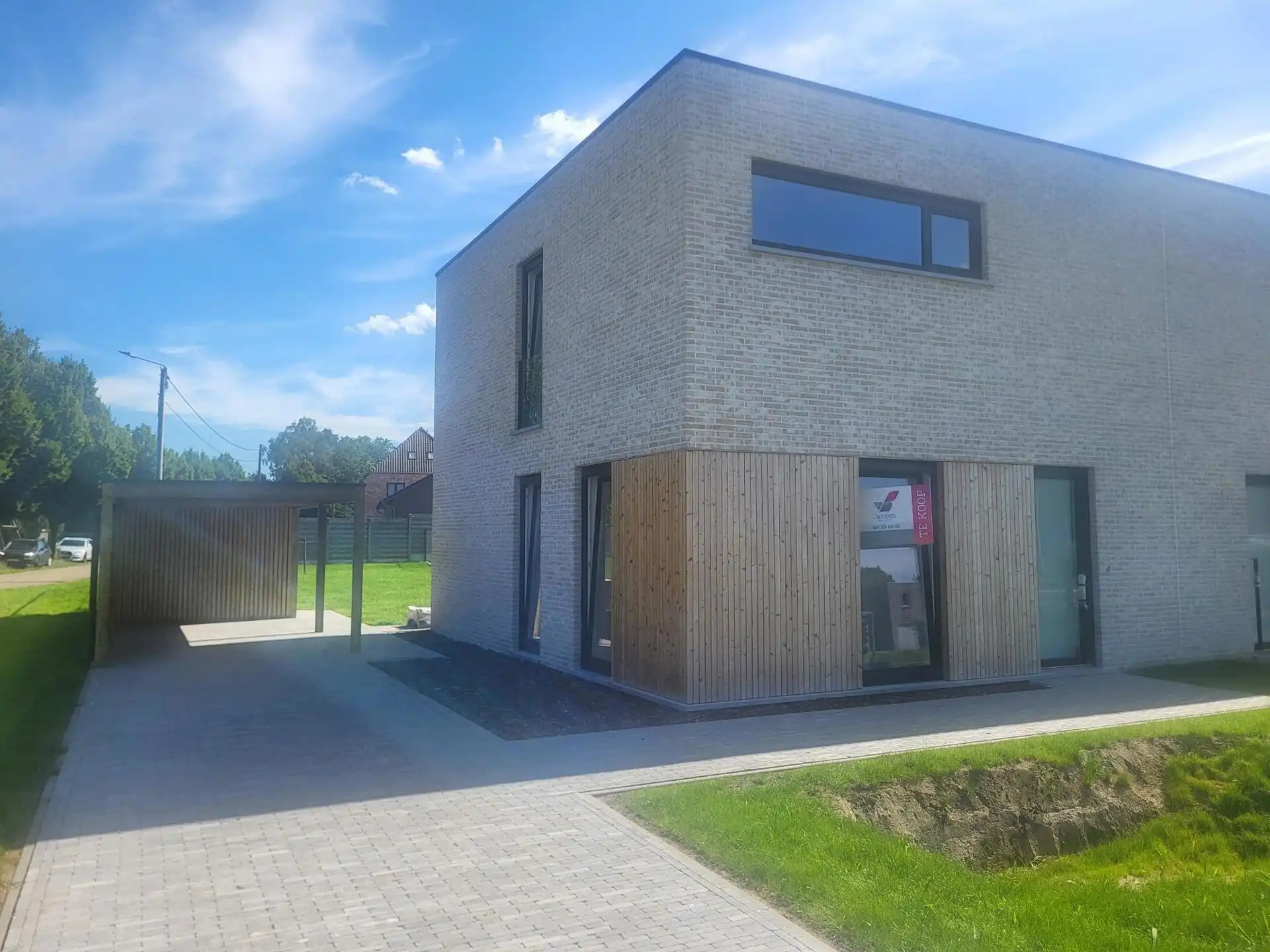 Halfopen gezinswoning met tuin foto 4