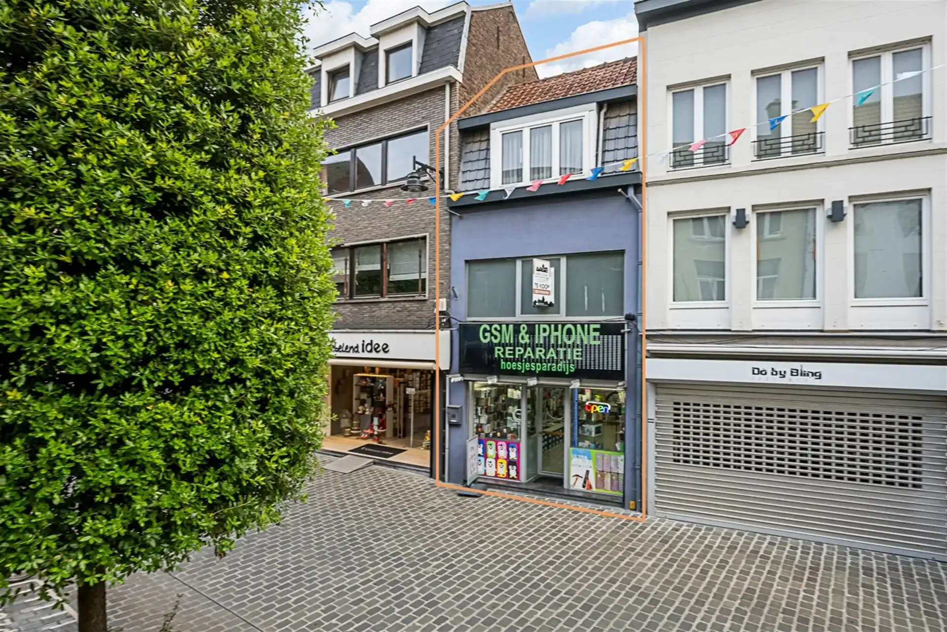 Commercieel gebouw in winkelstraat te Aalst foto {{pictureIndex}}