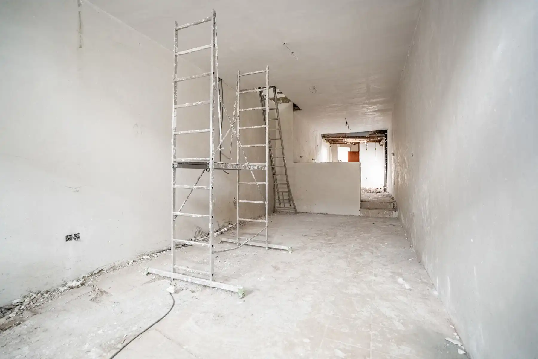 Te renoveren woning met veel potentieel foto 2
