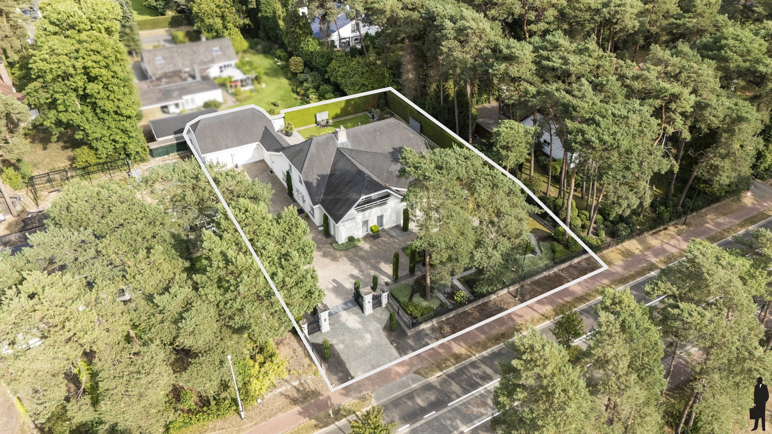 Riante villa (maar liefst 454m² woonopp.) vlakbij Nederland foto 31