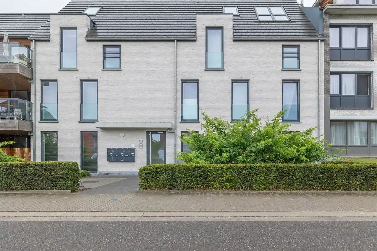 Gunstig gelegen appartement met 2 slpk, terras en autostaanplaats, EPC-label A foto {{pictureIndex}}