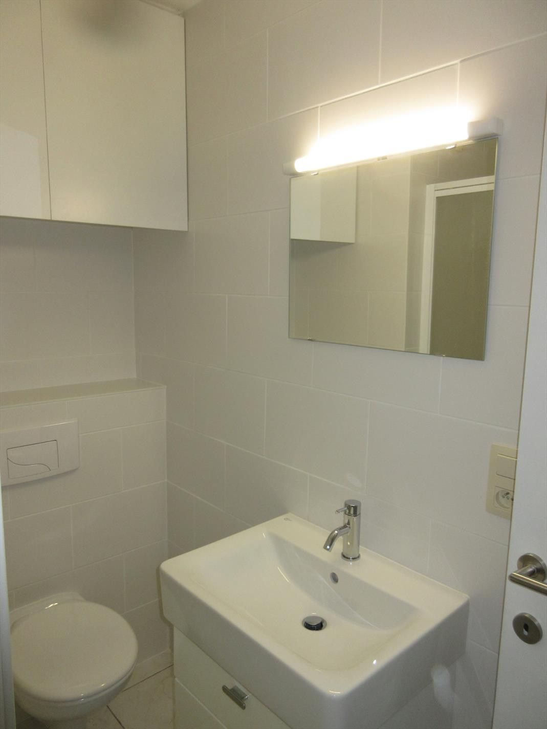 Volledig gerenoveerd 2 slaapkamer appartement met zonnige koer! foto 10