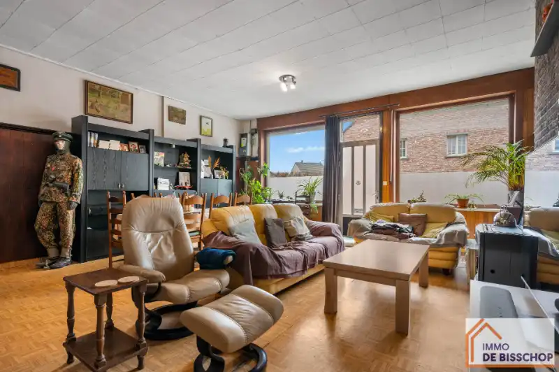 Te renoveren half open bebouwing met 3 slaapkamers, tuin en garage. foto 4