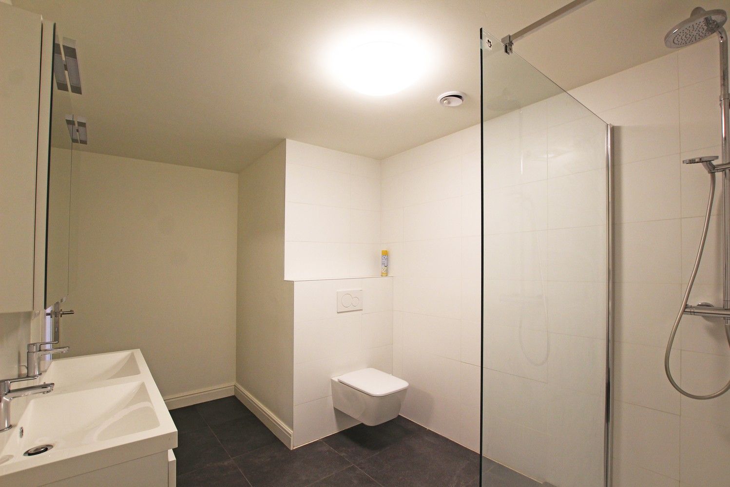 Ruim, gelijkvloers appartement met 2 slaapkamers, terras en een autostaanplaats! foto 8