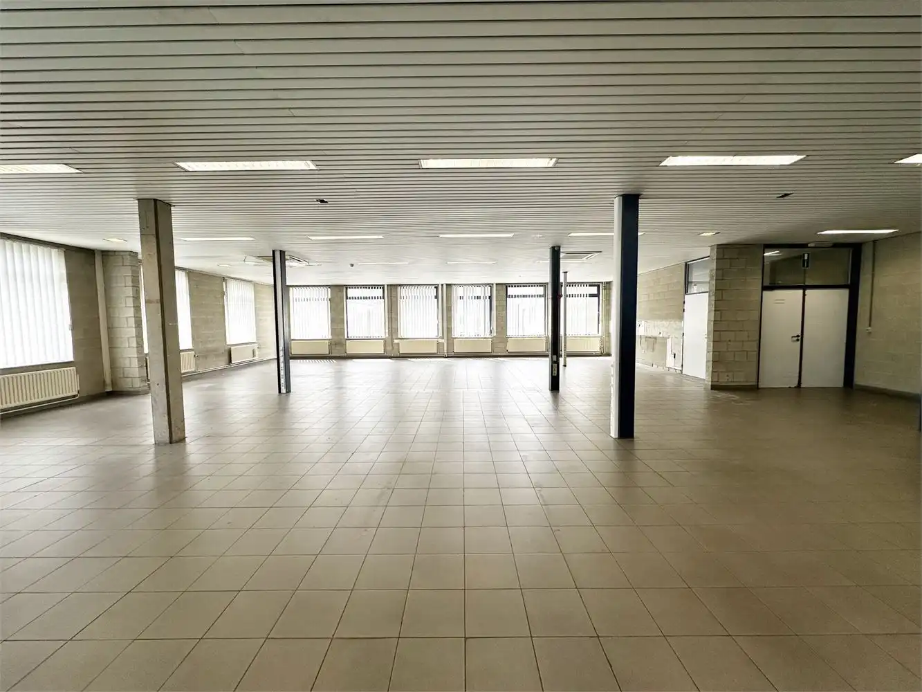 ERG RUIM KANTOOR NABIJ OPRIT AUTOSTRADE foto 10