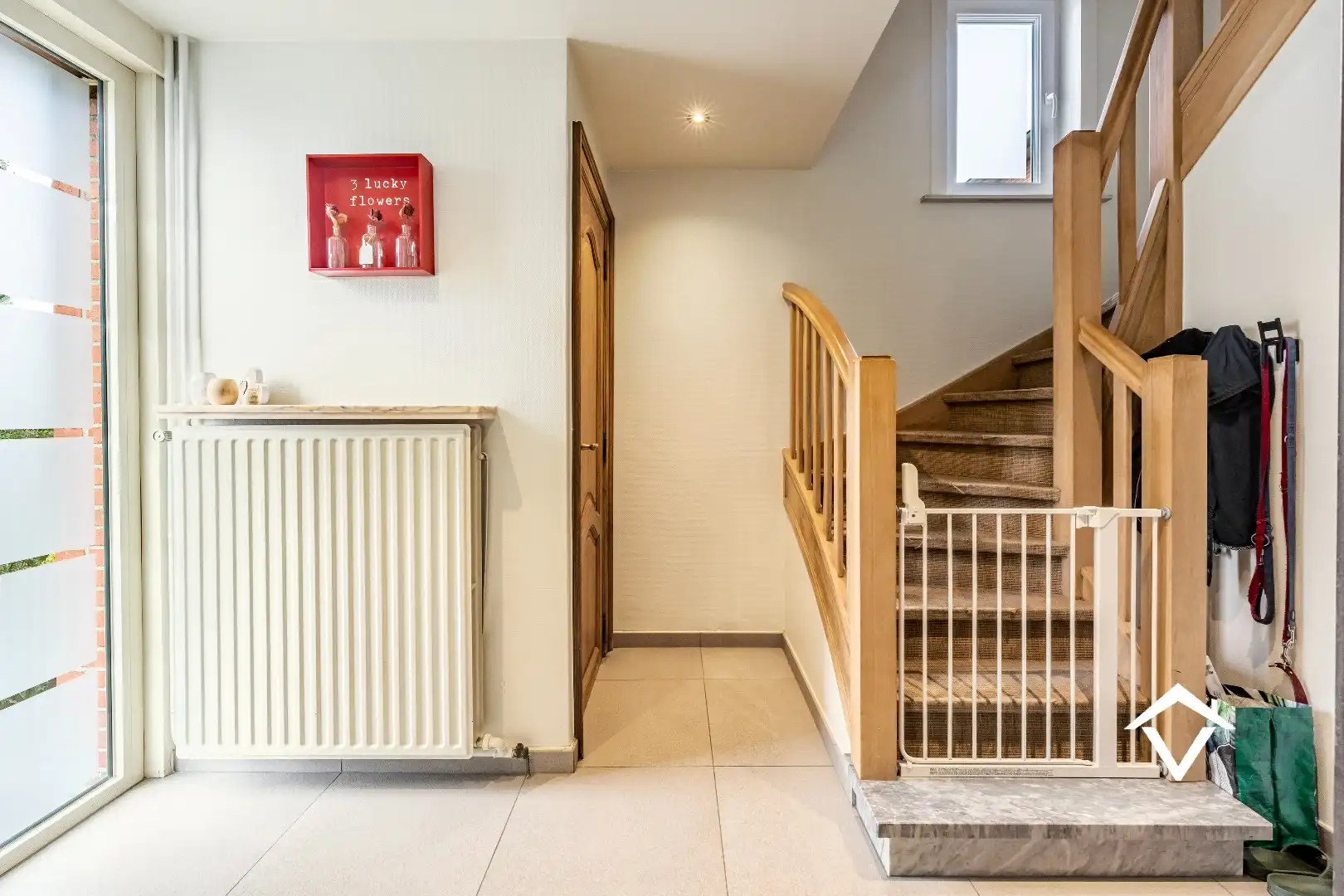 Recente halfopen bebouwing met 3 slaapkamers, garage en terras tuin foto 2