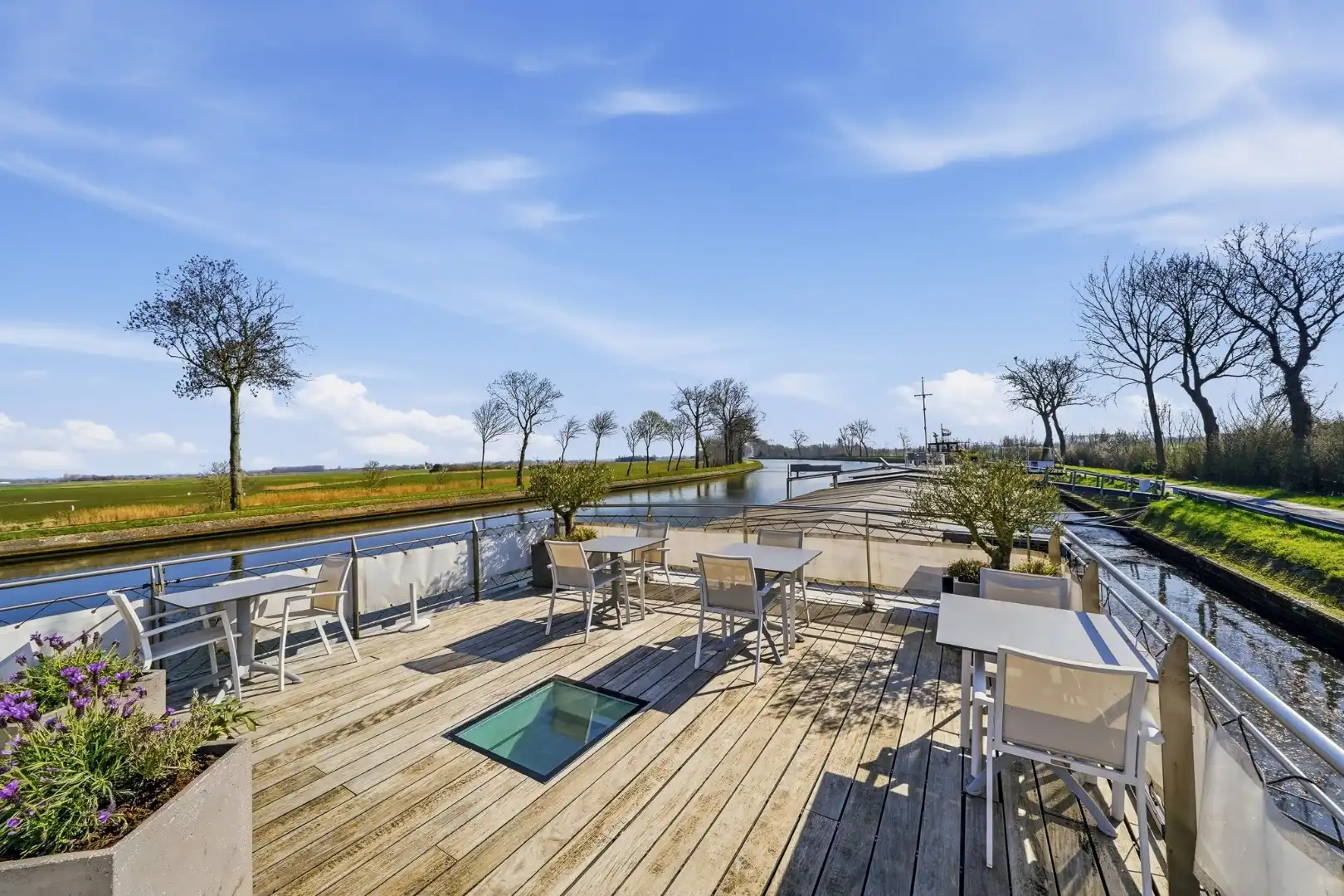 Unieke woonboot met B&B en vergunde ligplaats in Plassendale foto 9