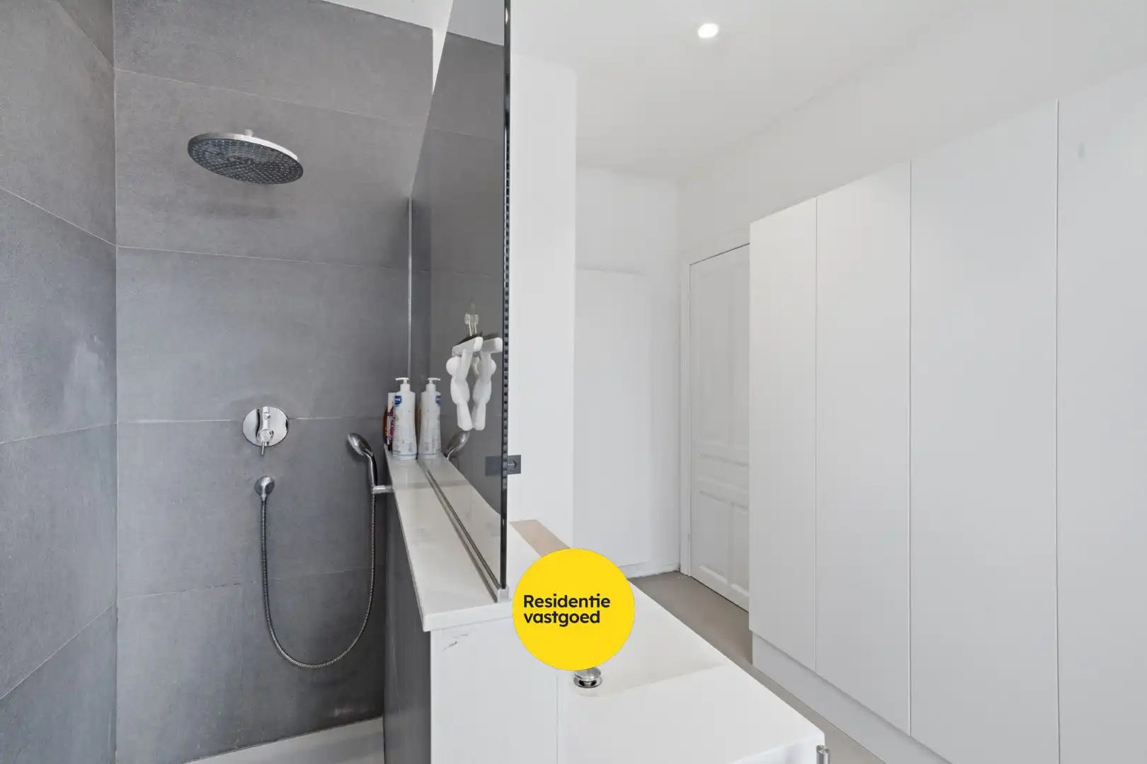 Volledig gerenoveerde woning met zonnige buitenruimte foto 20