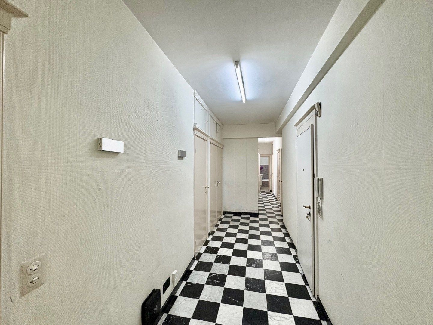 Te renoveren ruim 2-slpk appartement met staanplaats en kelder foto 7