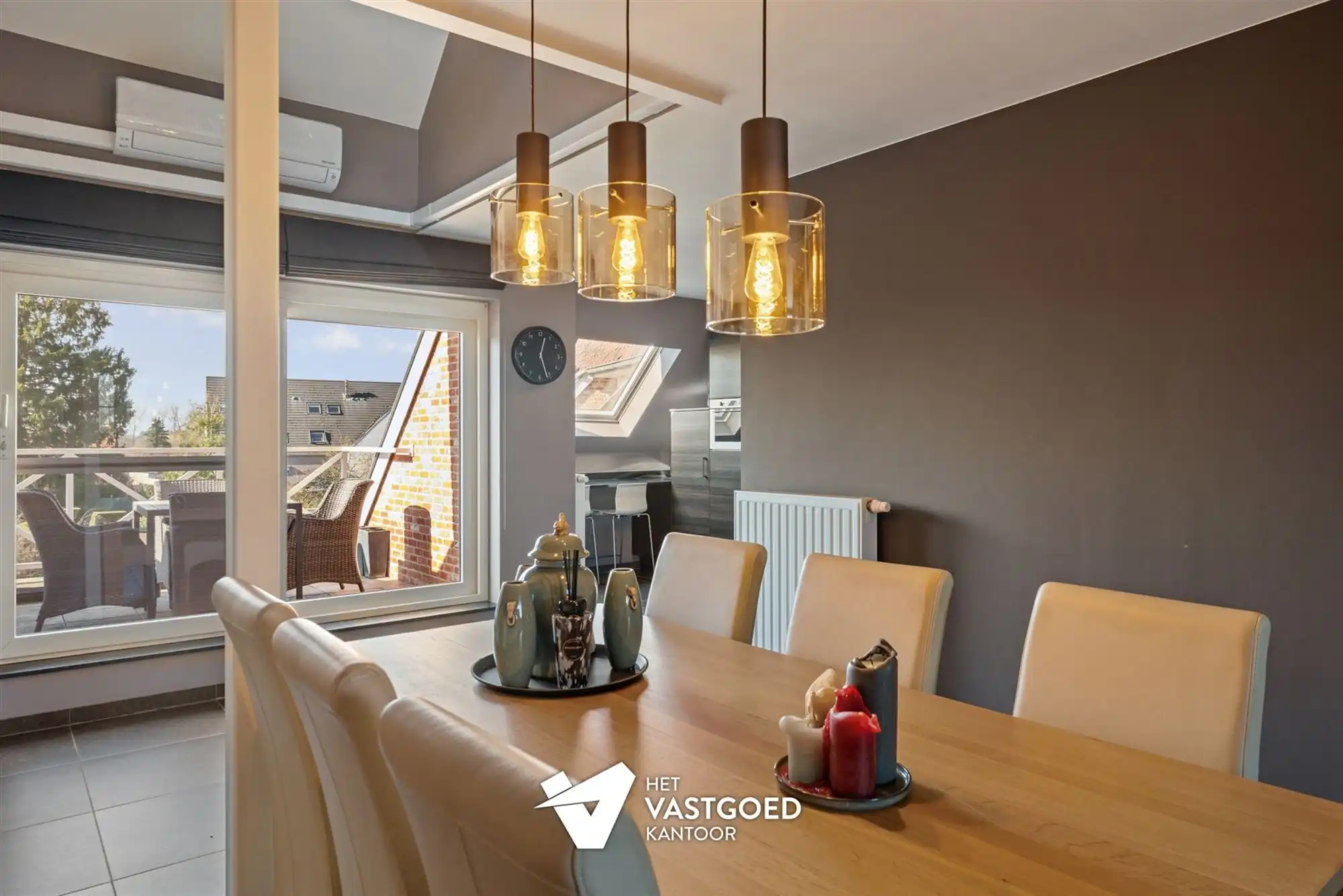 ZEER RUIM DUPLEX APPARTEMENT (158M²) MET 3 SLAAPKAMERS EN ONDERGRONDSE STAANPLAATS MET BERGING TE TESSENDERLO foto 8