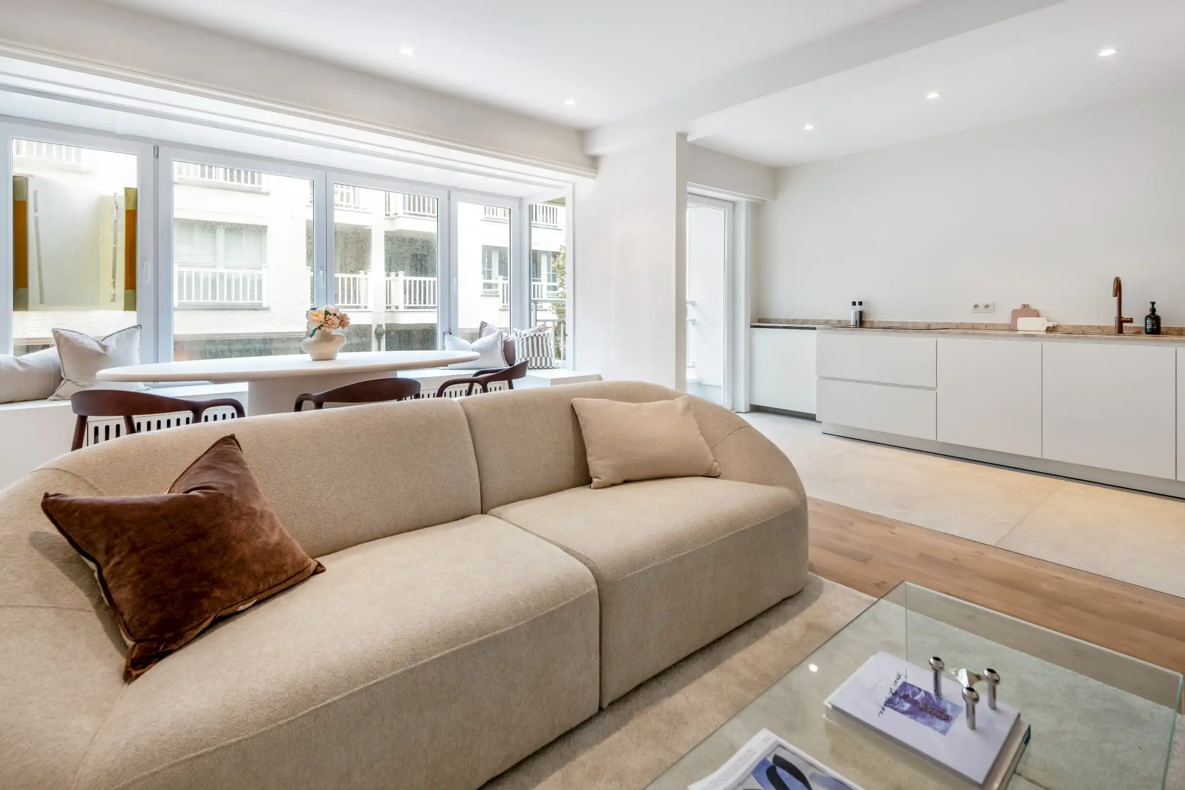 Prachtig gerenoveerd appartement rustig gelegen op de Zoutelaan vlakbij de winkels van de Dumortierlaan en de Lippenslaan. foto 2