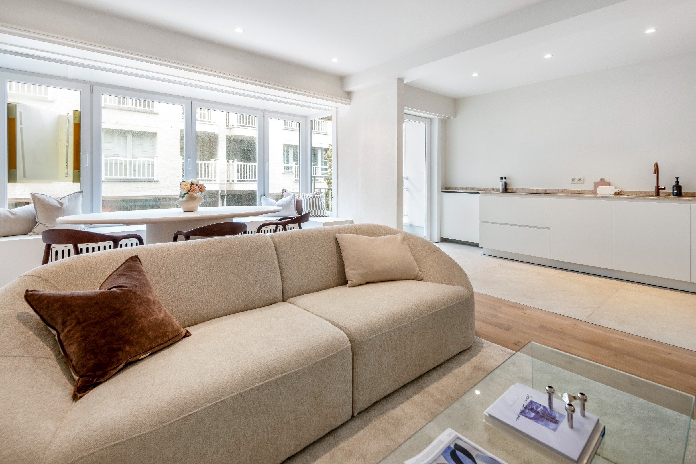 Prachtig gerenoveerd appartement rustig gelegen op de Zoutelaan vlakbij de winkels van de Dumortierlaan en de Lippenslaan. foto 2