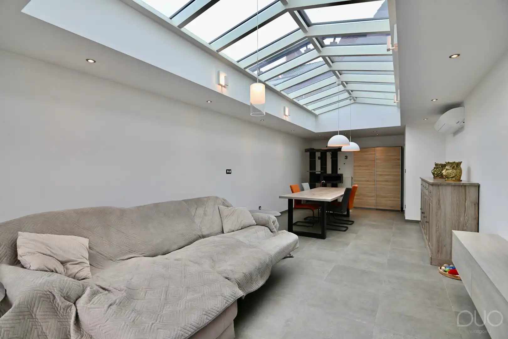 Kwalitatief gerenoveerde gezinswoning met 4 slaapkamers in centrum Nieuwerkerken foto 4