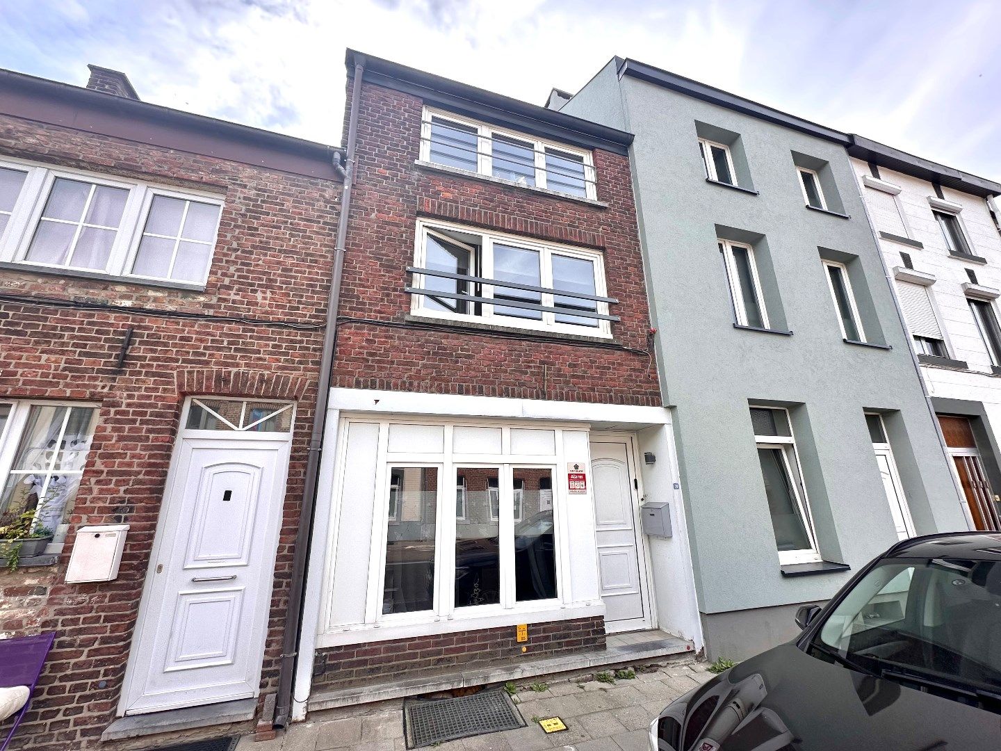 Gerenoveerde rijwoning met 3 slaapkamers te Tongeren foto {{pictureIndex}}