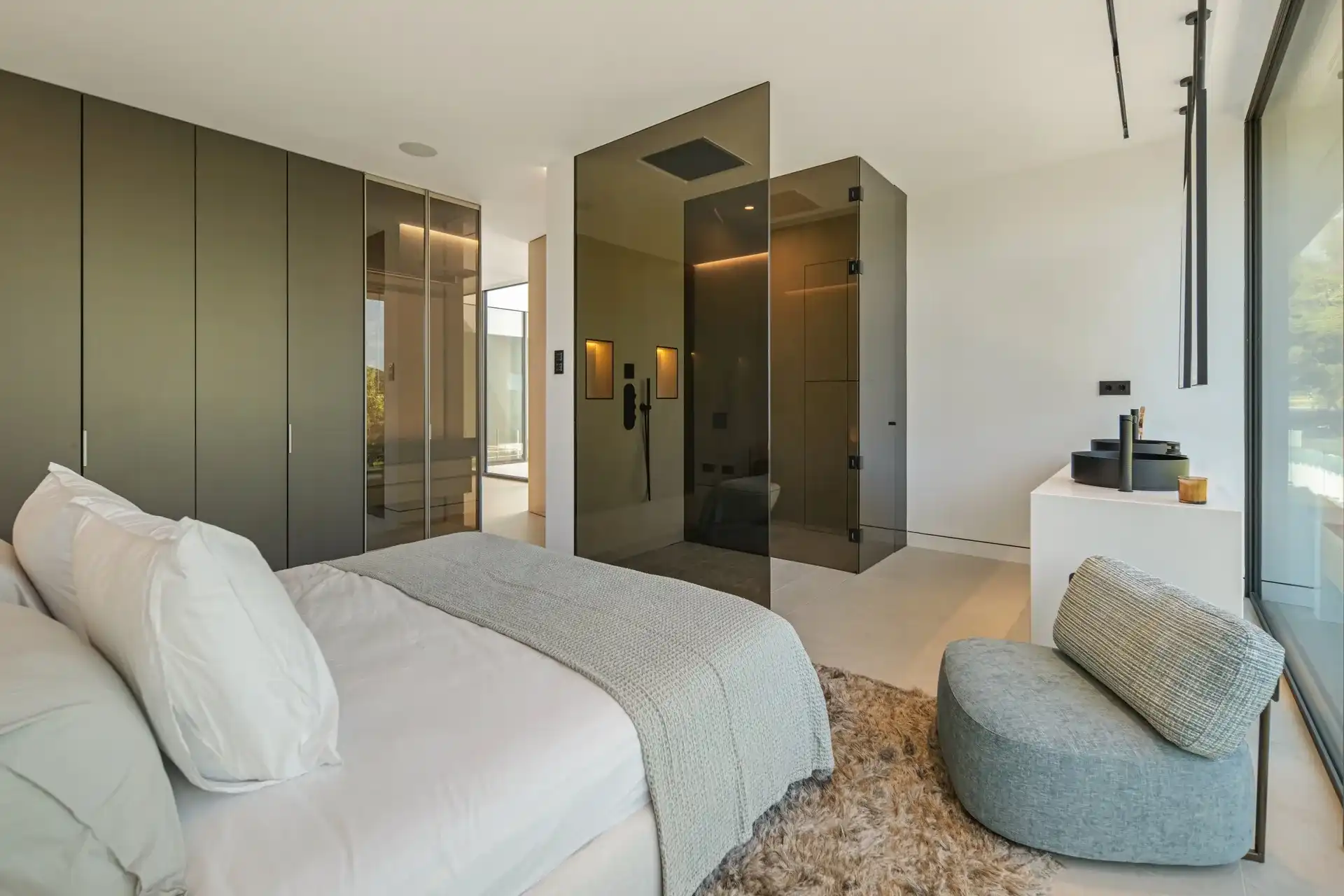 Exclusieve villa met resortgevoel in het meest prestigieuze deel van Marbella foto 16