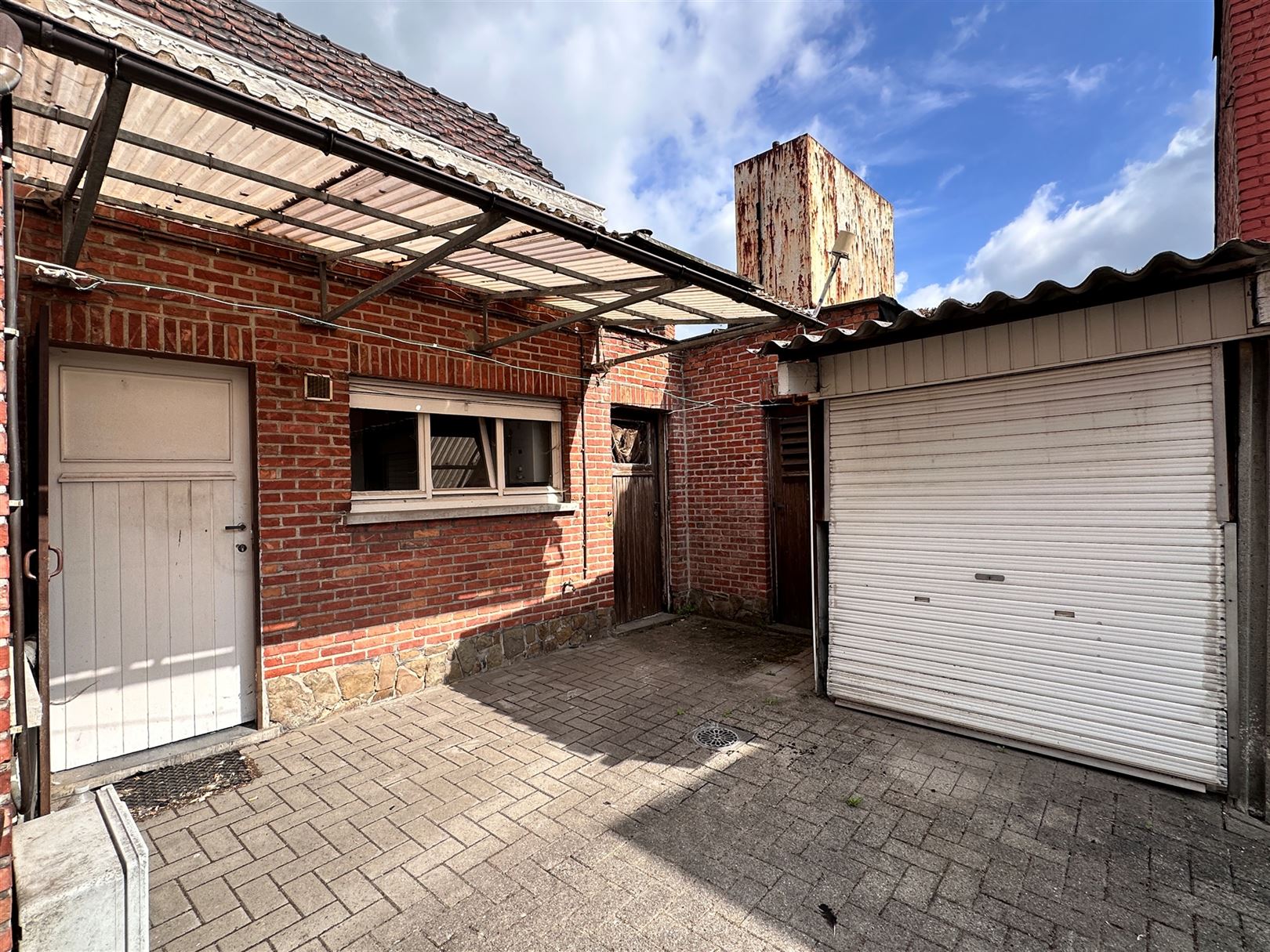 Te renoveren woning met potentieel gelegen in het landelijke Wichelen foto 15